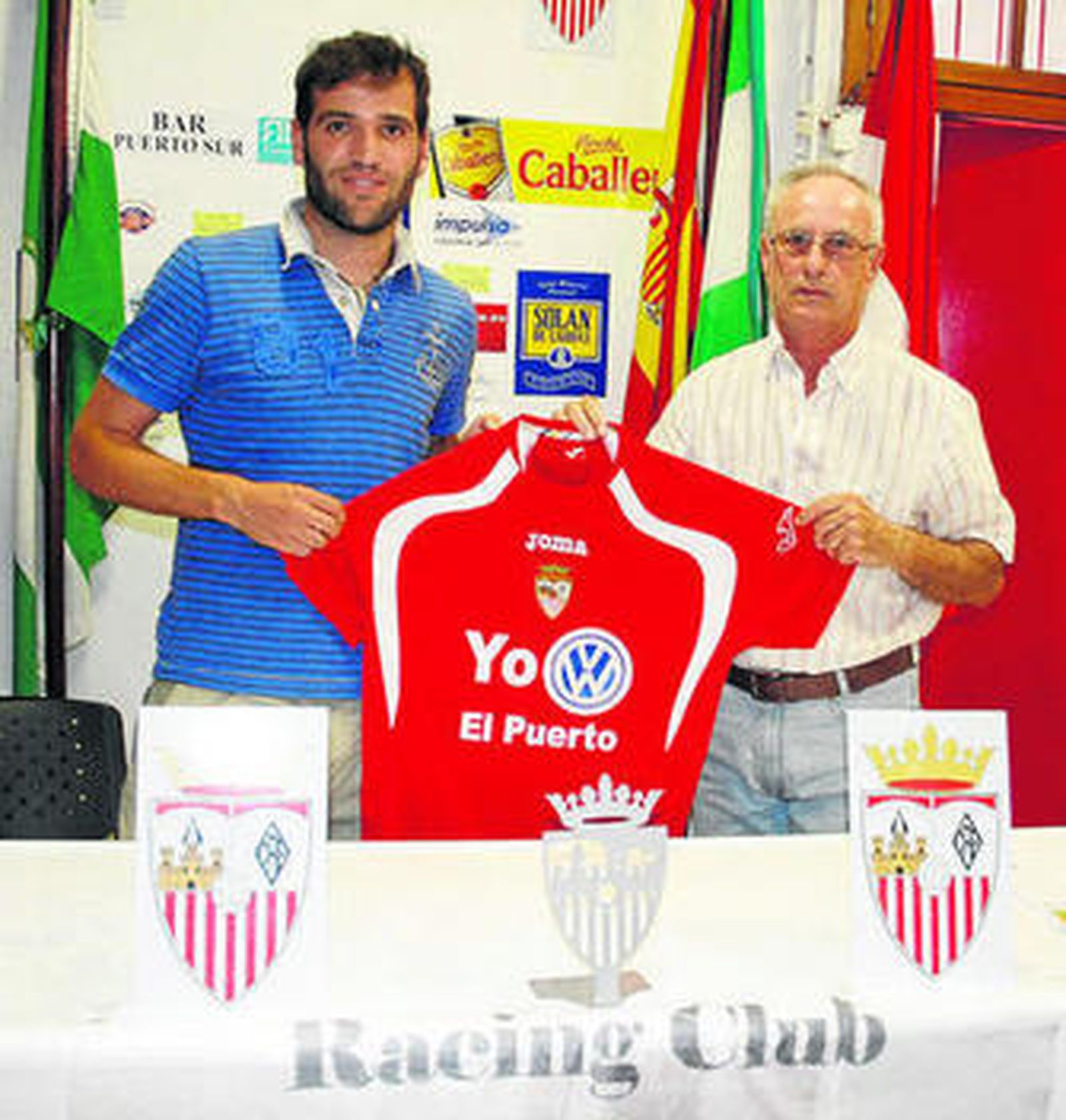 Matallanas (i) posa con el presidente del Racing, Ignacio Corzo.