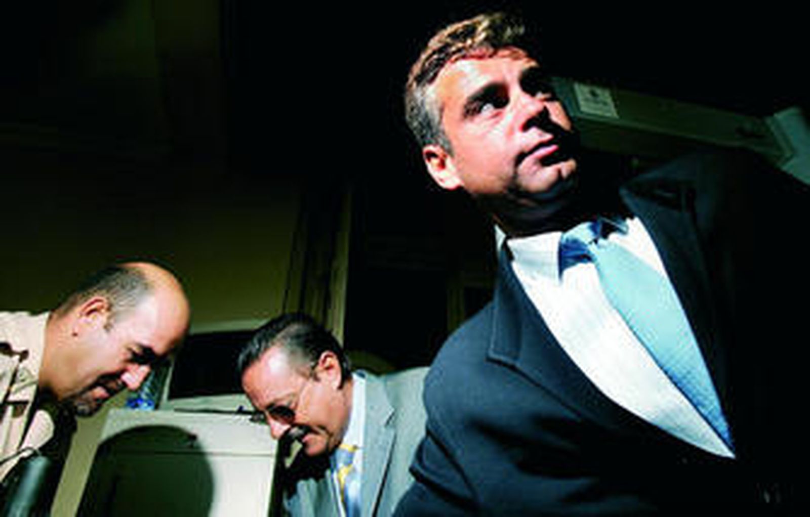 Juan Antonio Yagüe pasa por un detector de metales junto a Julián Muñoz, en una imagen de archivo.