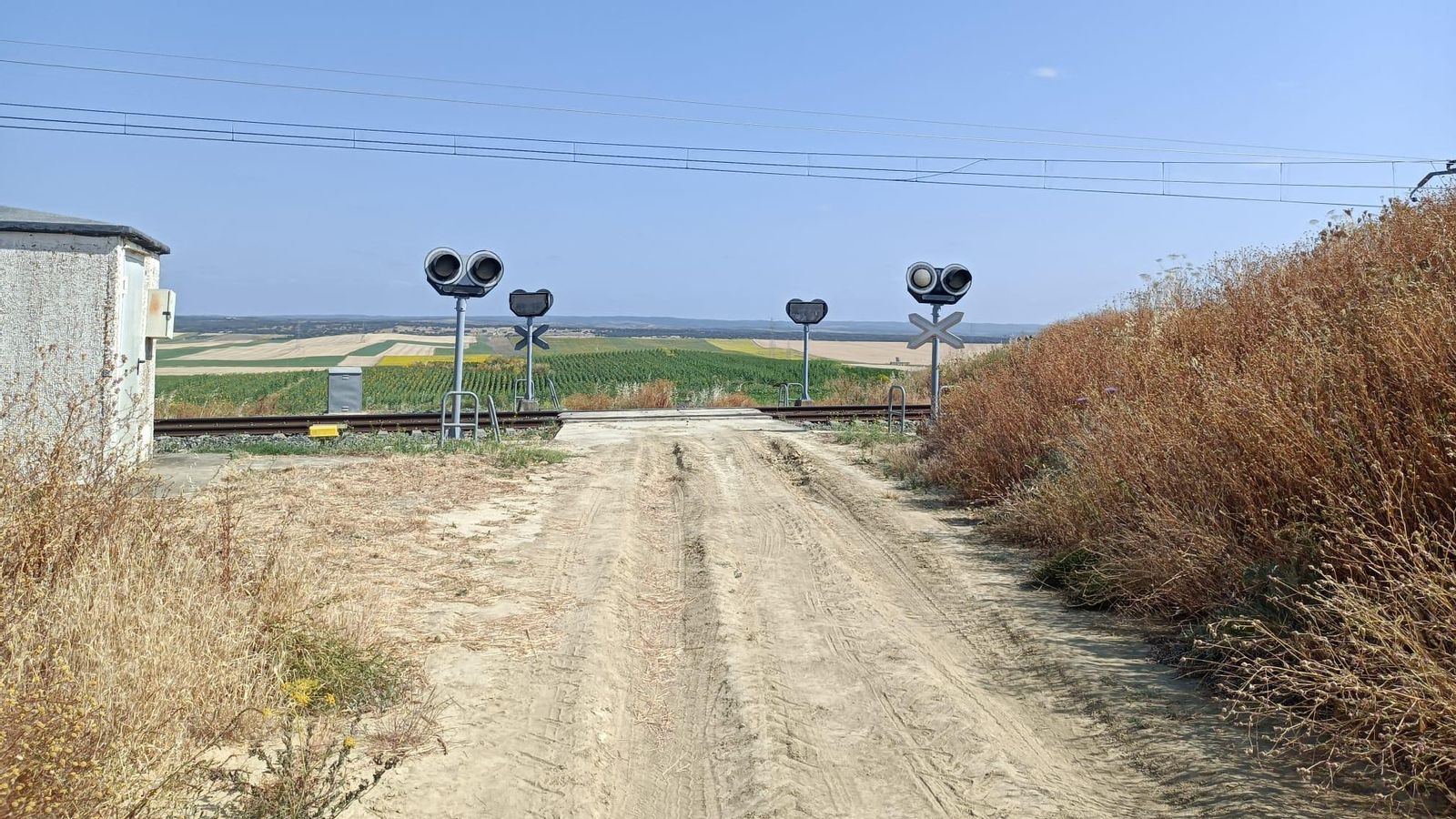 Cruzando la vía del tren de la línea Sevilla-Huelva.