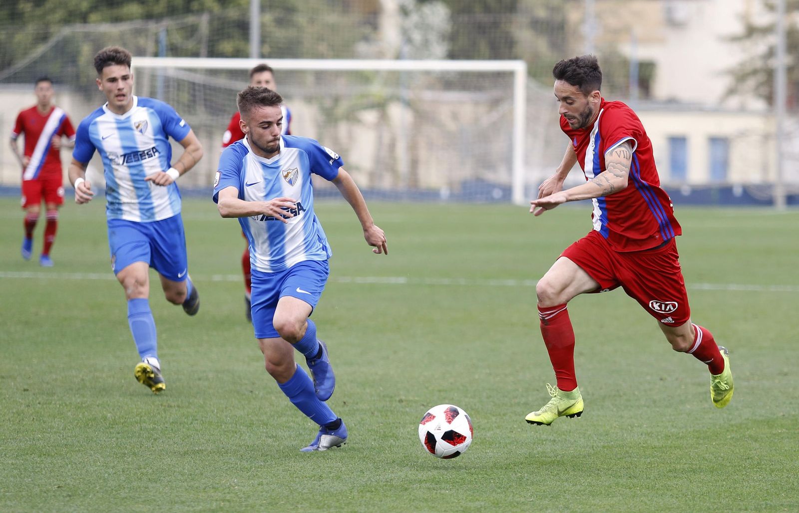 Iago Díaz conduce la pelota en la última visita al Atlético Malagueño.
