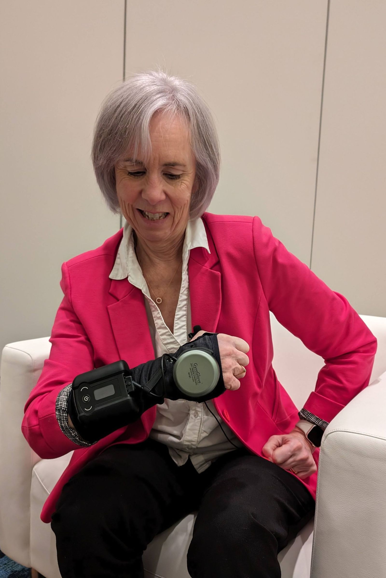 Roberta Wilson-Garrett prueba la pulsera de Gyrogear para personas con párkinson.