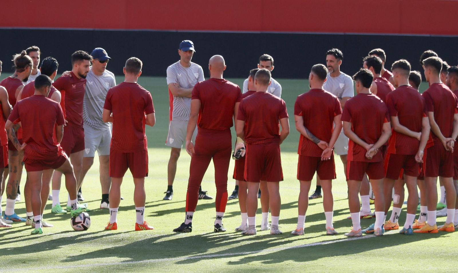 Lopetegui, en una de las charlas habituales a los futbolistas.