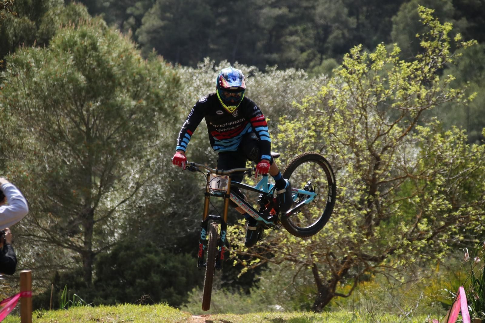 Un ciclista en plena acción en una de las rutas de montaña de la provincia.