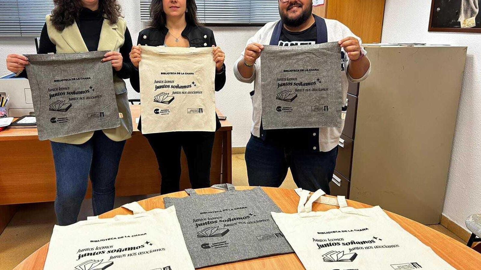 Patricia Fandila, a la izquierda, junto a la responsable de entregar las bolsas donadas por Contreras Asesores.