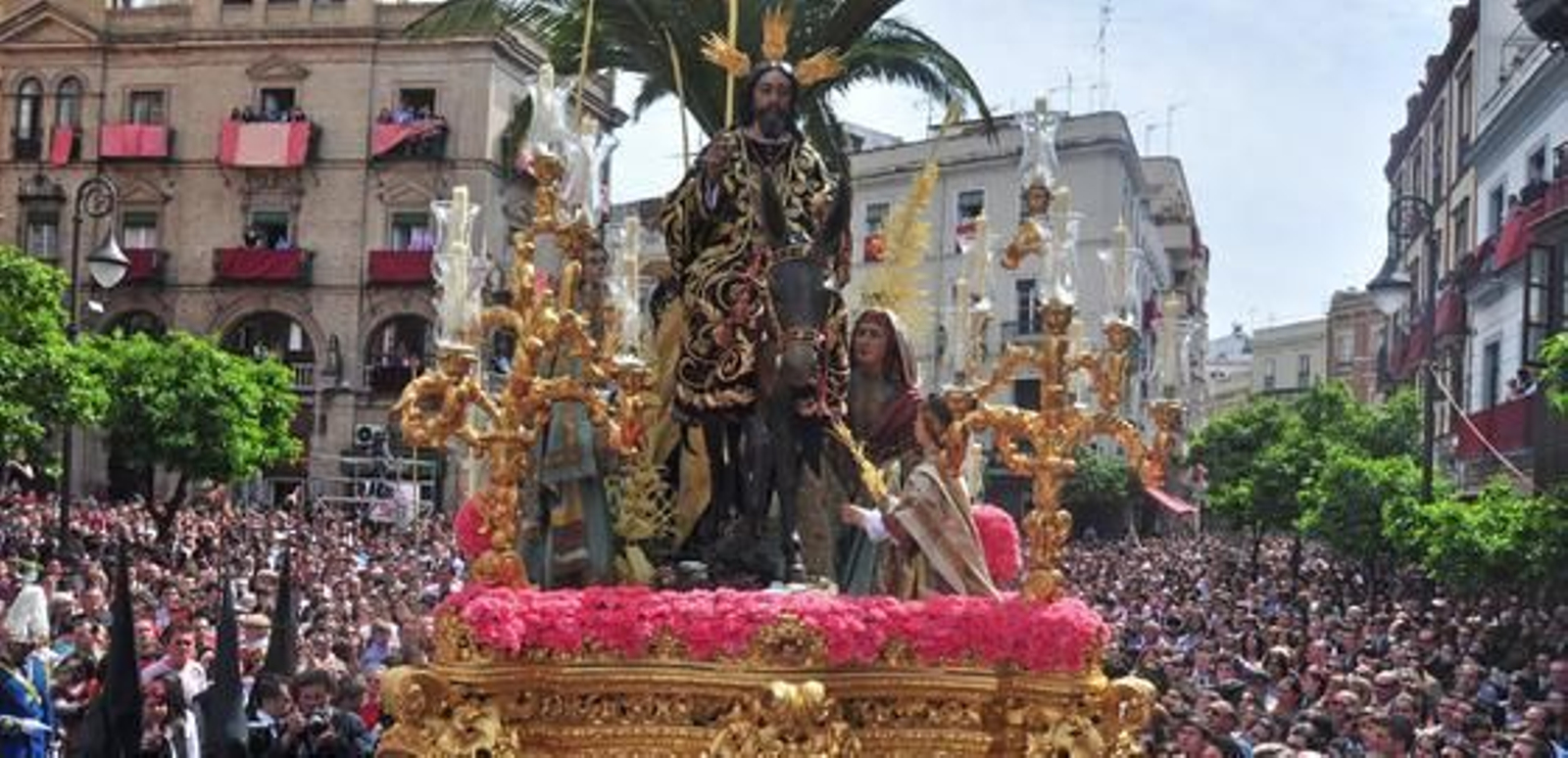 La Borriquita arropada con multitud de público.  Foto: Manuel Gómez