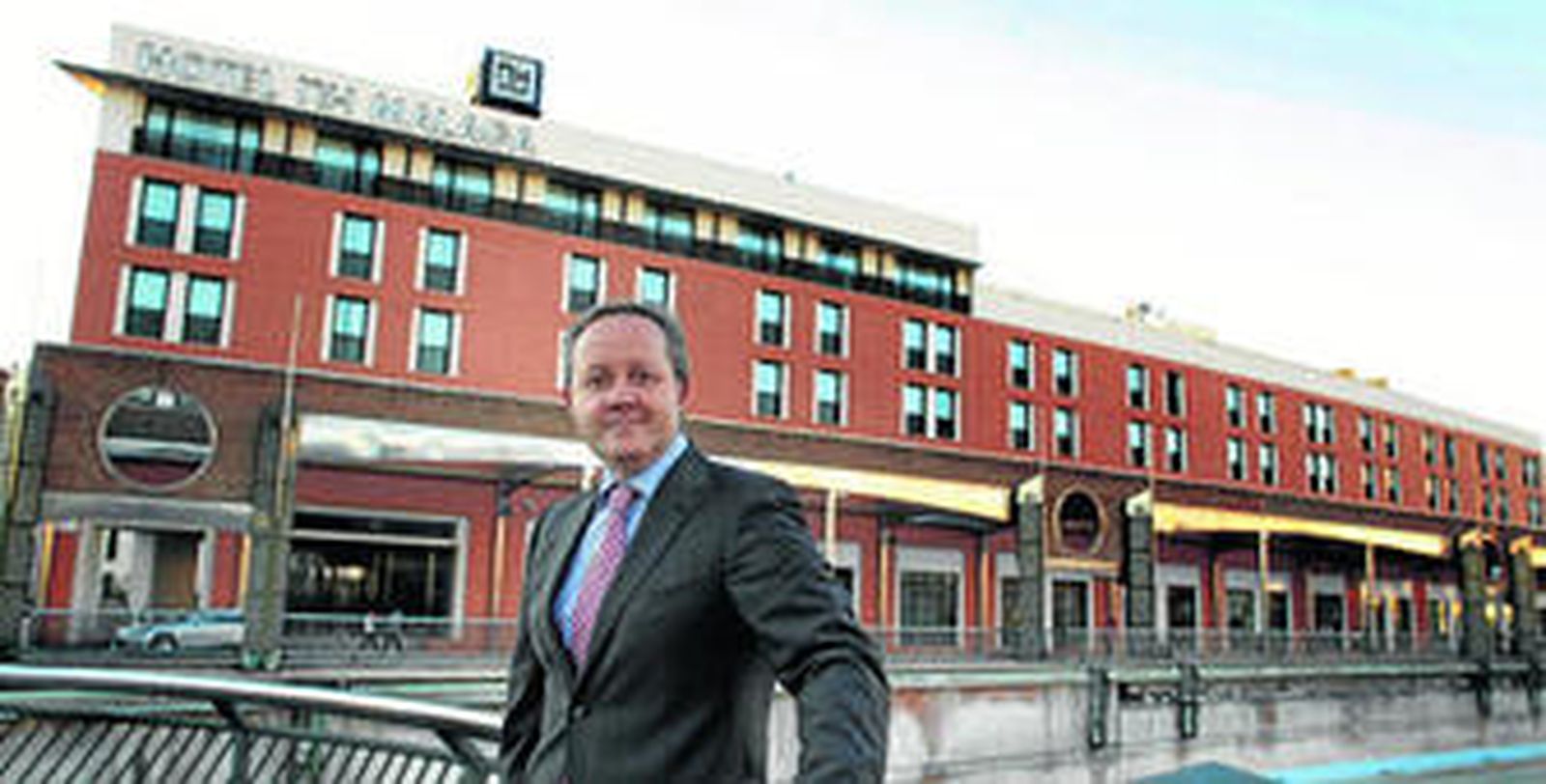 Andrés Castillo posa en la entrada del hotel momentos antes de la entrevista con este diario.