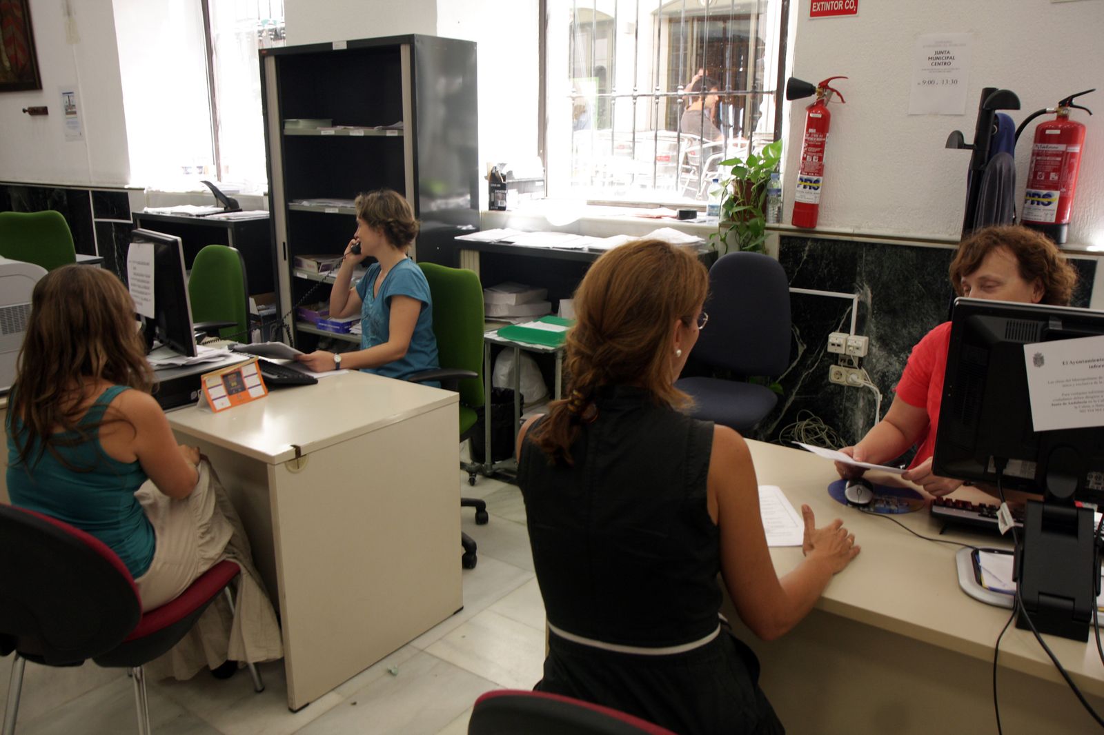 Imagen de archivo de trabajadores municipales realizando sus labores de atención a la ciudadanía.
