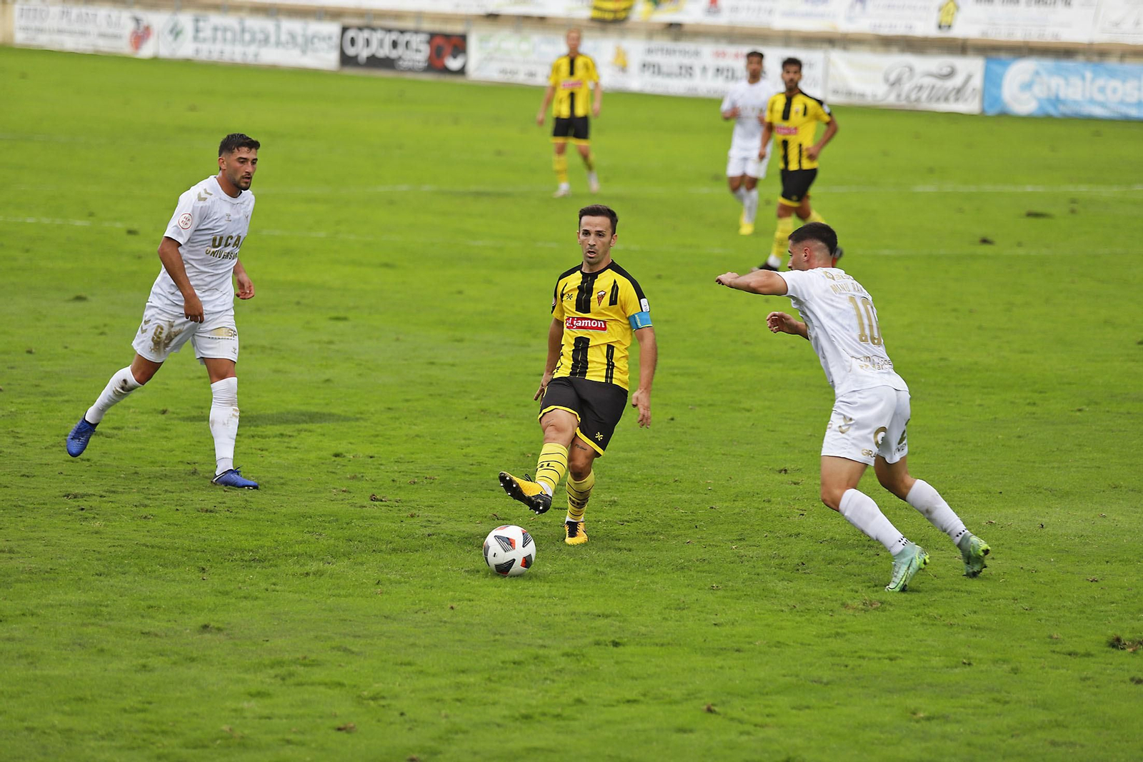 Imágenes del encuentro entre el San Roque de Lepe y UCAM Murcia