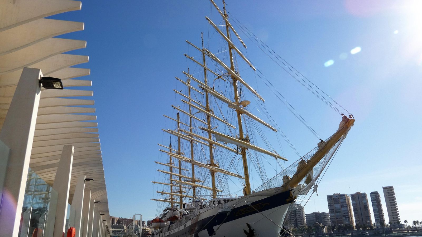 El 'Royal Clipper' atracado junto al Palmeral de las Sorpresas.