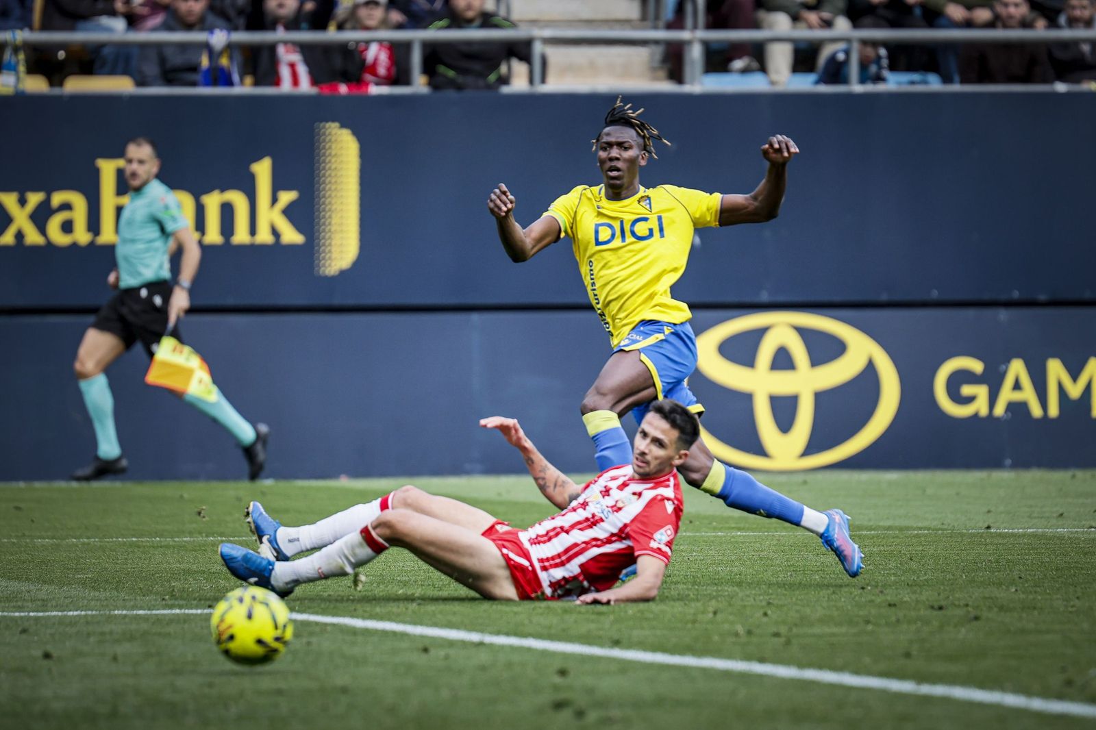 Búscate entre las imágenes del partido de fútbol Cádiz CF - UD Almería