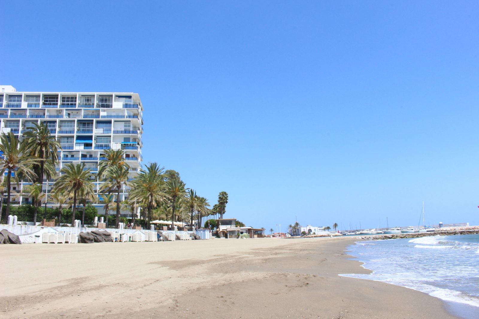 La playa de la Fontanilla en Marbella en el camino hacia la fase 2 de la desescalada