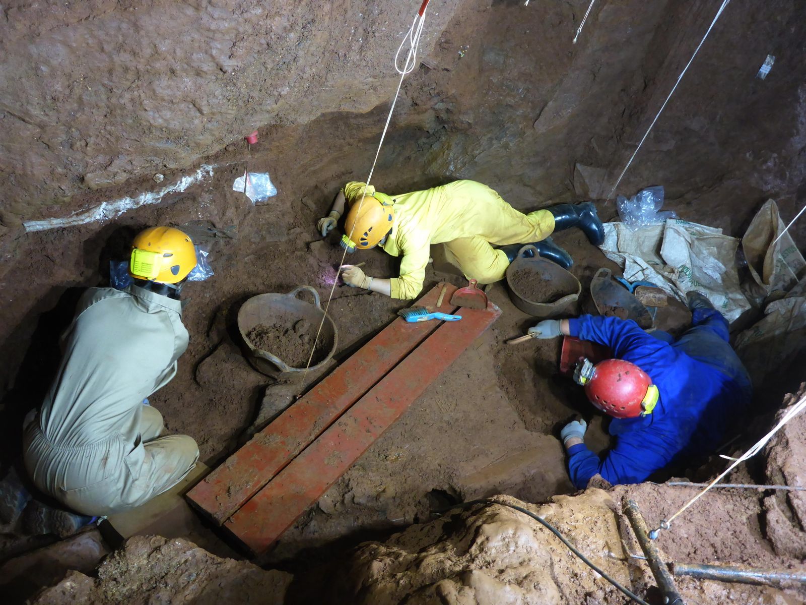 Miembros de Geos en una campaña de excavación en la cueva de La Sima, en Constantina.