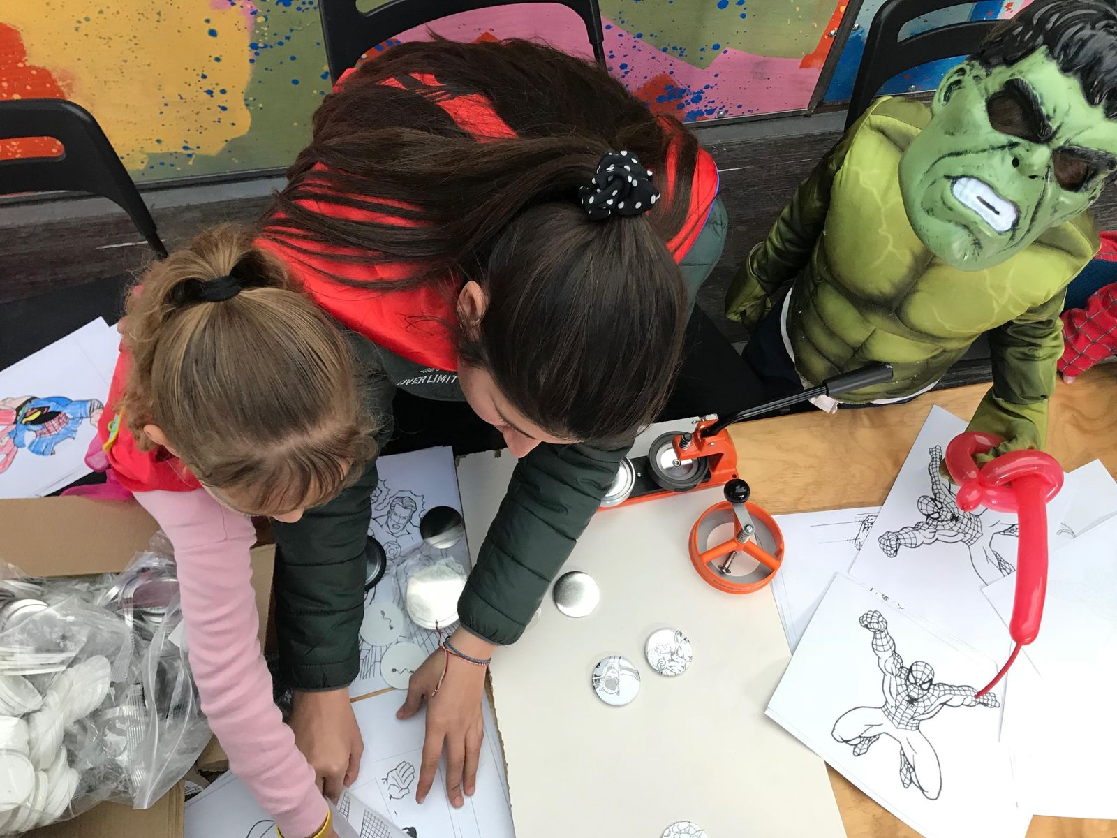 Actividad de manualidades sobre superhéroes.