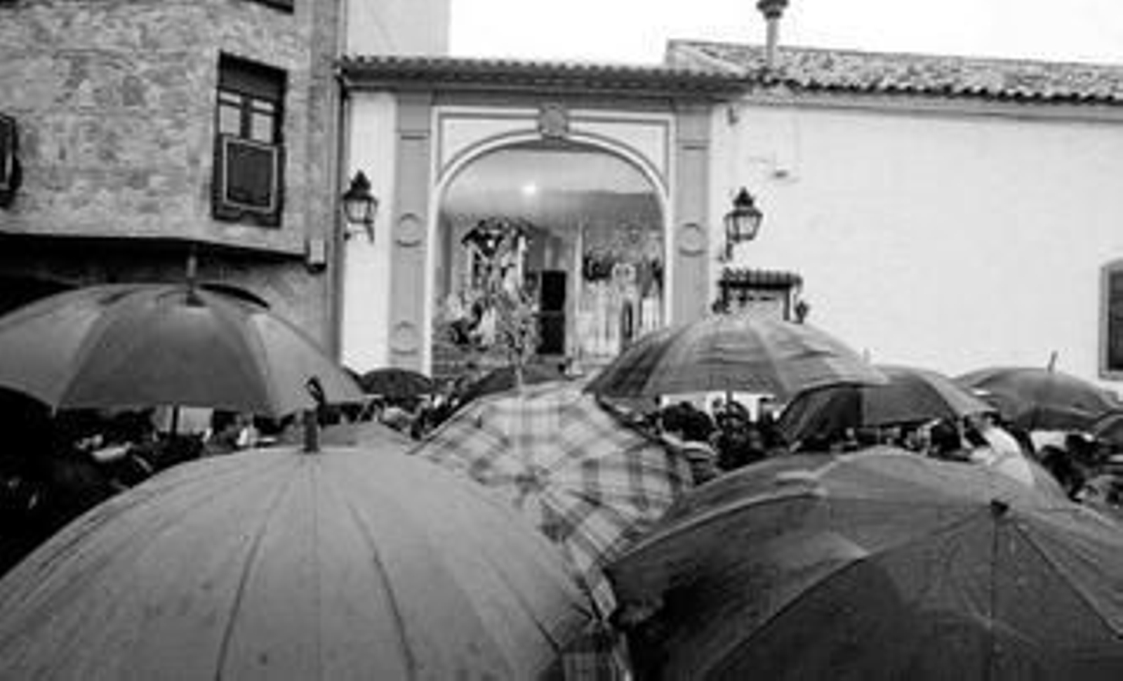 Los fieles, con paraguas, esperan a ver a los titualres del Descendimiento en la iglesia de San José y Espíritu Santo. Los fieles, con paraguas, esperan a ver a los titualres del Descendimiento en la iglesia de San José y Espíritu Santo.