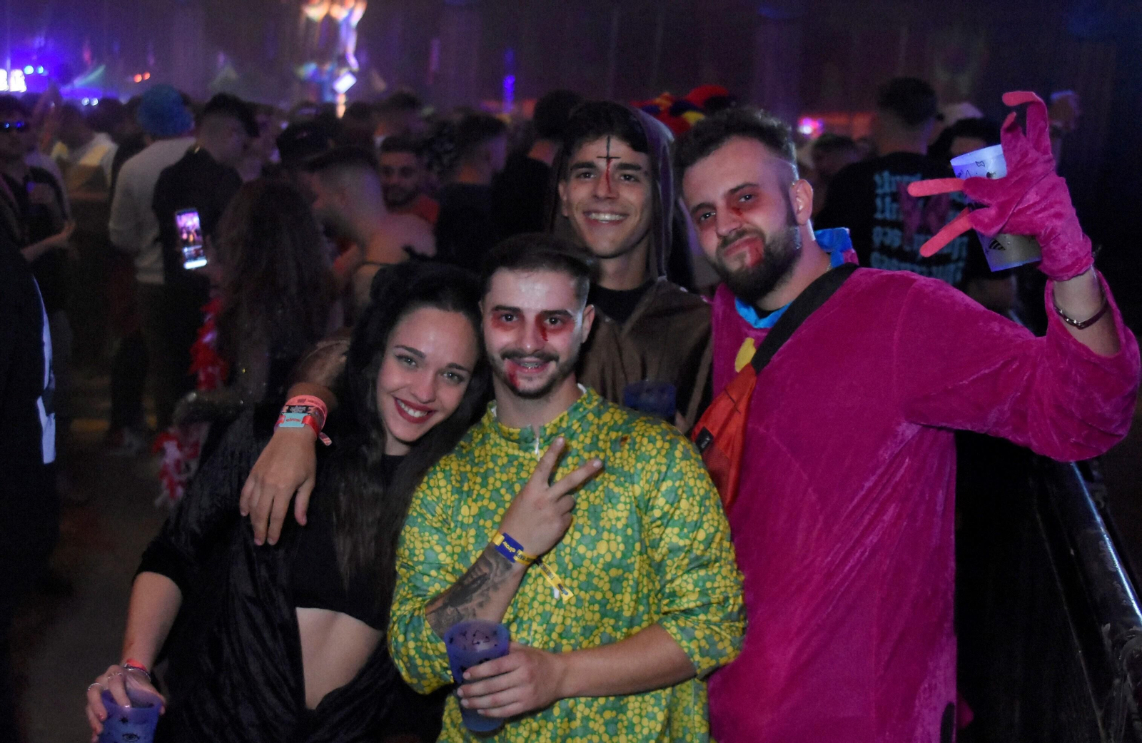 El festival Elrow reúne en Córdoba a miles de personas, en imágenes