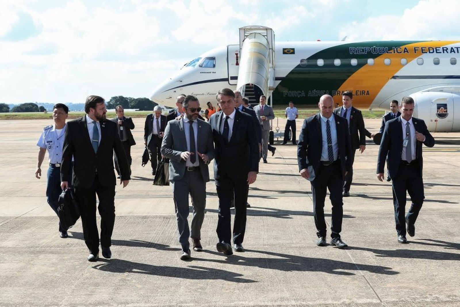 El presidente de Brasil, Jair Bolsonaro,  tras desembarcar de su avión presidencial