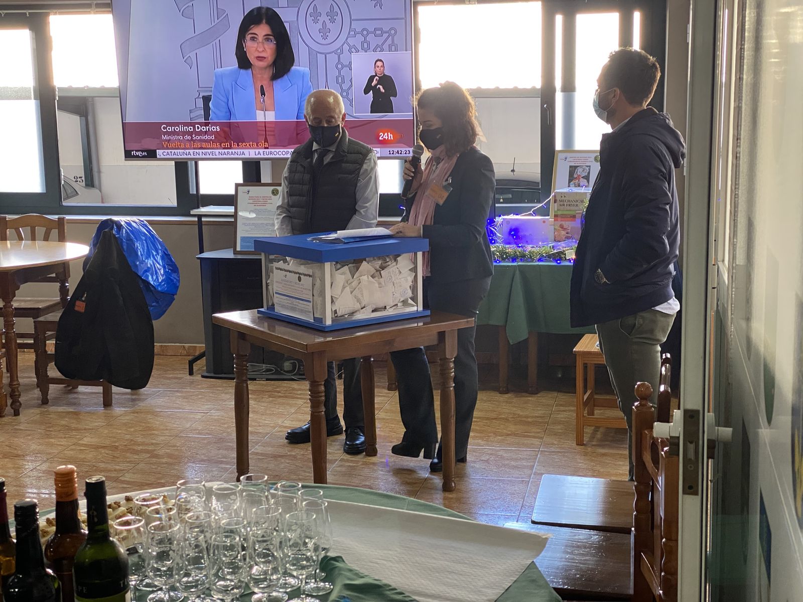 SORTEO DE REYES CELEBRADO EL 04/01/2022 EN LA CAFETERIA CODES DE LA COMANDANCIA DE LA GUARDIA CIVIL DE ALGECIRAS:  Estas fotografías recogen momentos vividos en el sorteo del pasado 04/01/2022 celebrado en la Cafetería Codes en la Comandancia de la Guardia Civil de Algeciras, lectura del Acta de Apertura por parte de Dª. Remedios Sepúlveda Sánchez junto a D. Francisco Zafra González