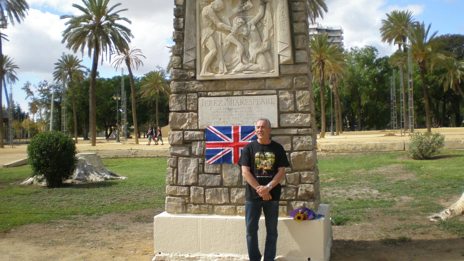 José Luis Jiménez ante el monumento.
