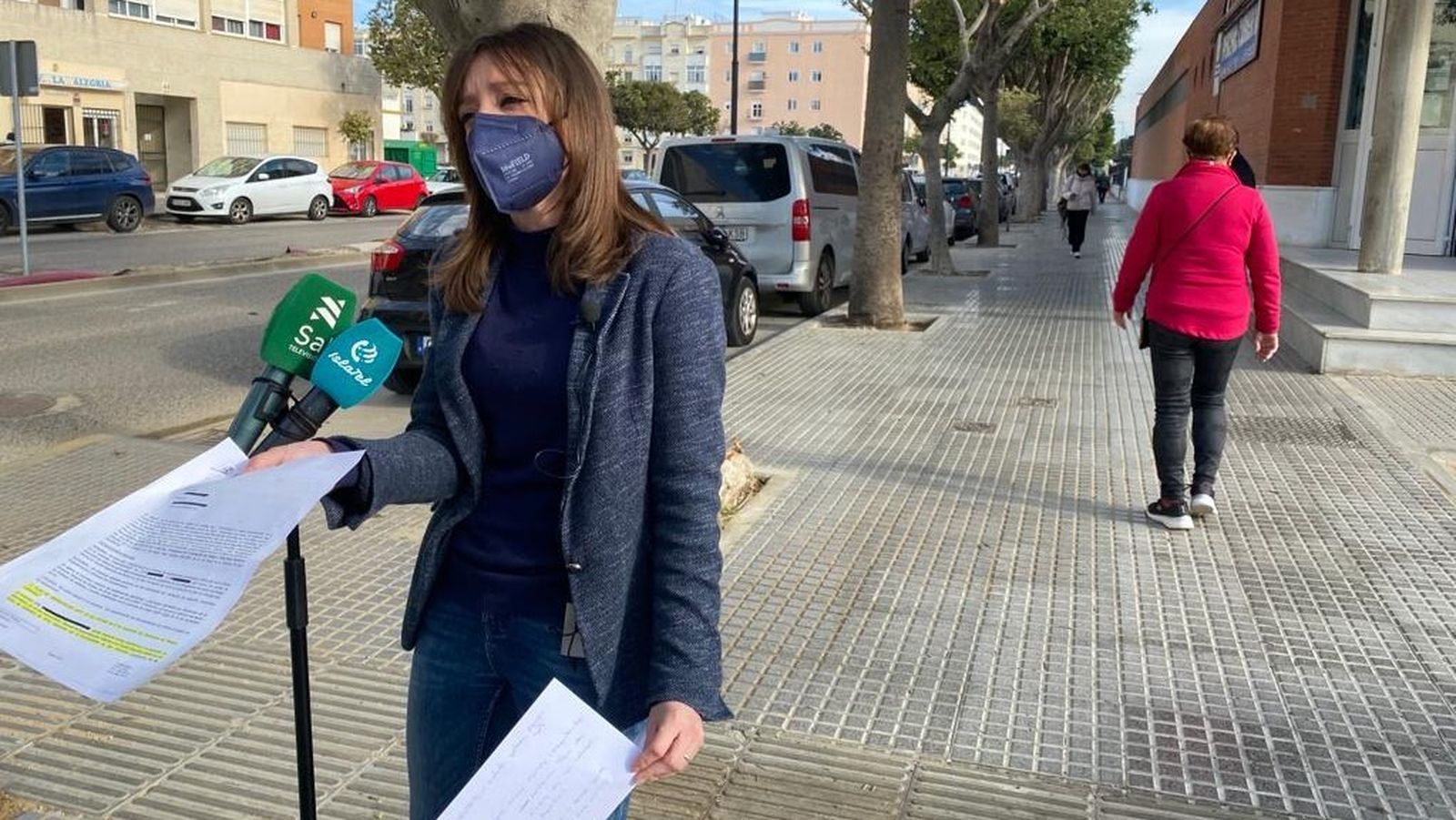 Carmen Roa, concejala del PP de San Fernando, ante la piscina de La Magdalena.