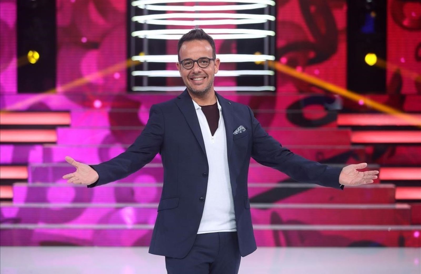 Llácer, presentador de 'TCNMST' (izqda.), y jurado de 'La Voz Kids'.