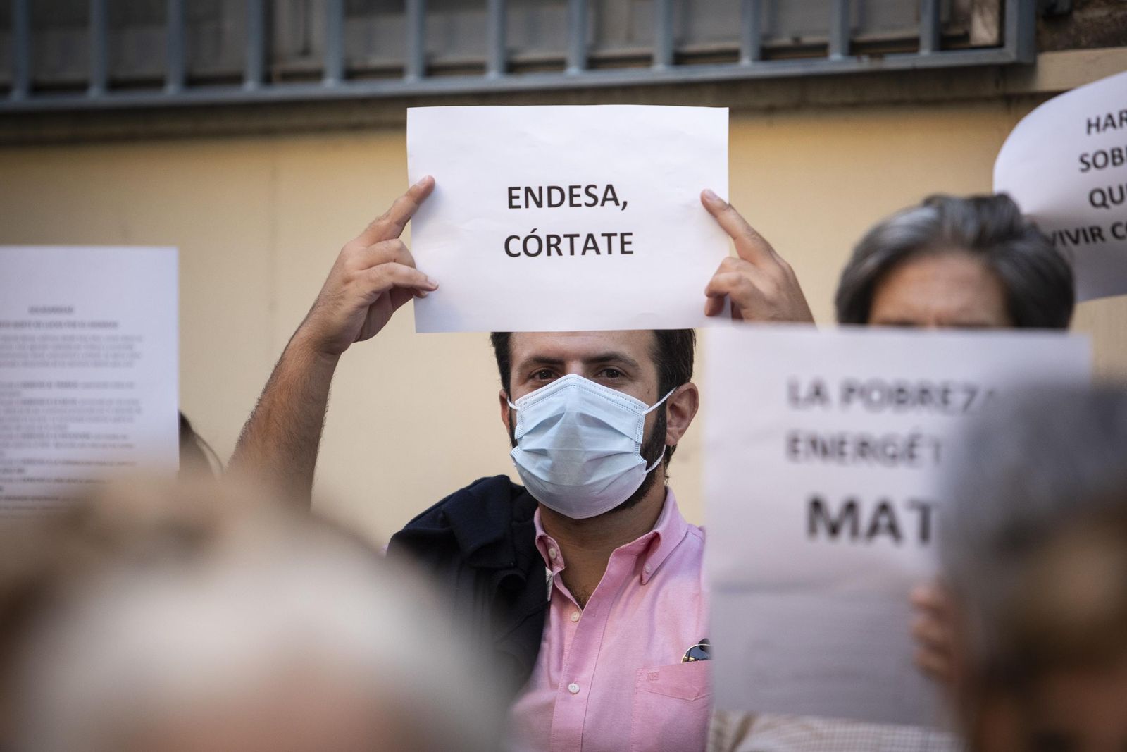 Imagen de una de las concentraciones contra los cortes de luz en Granada.