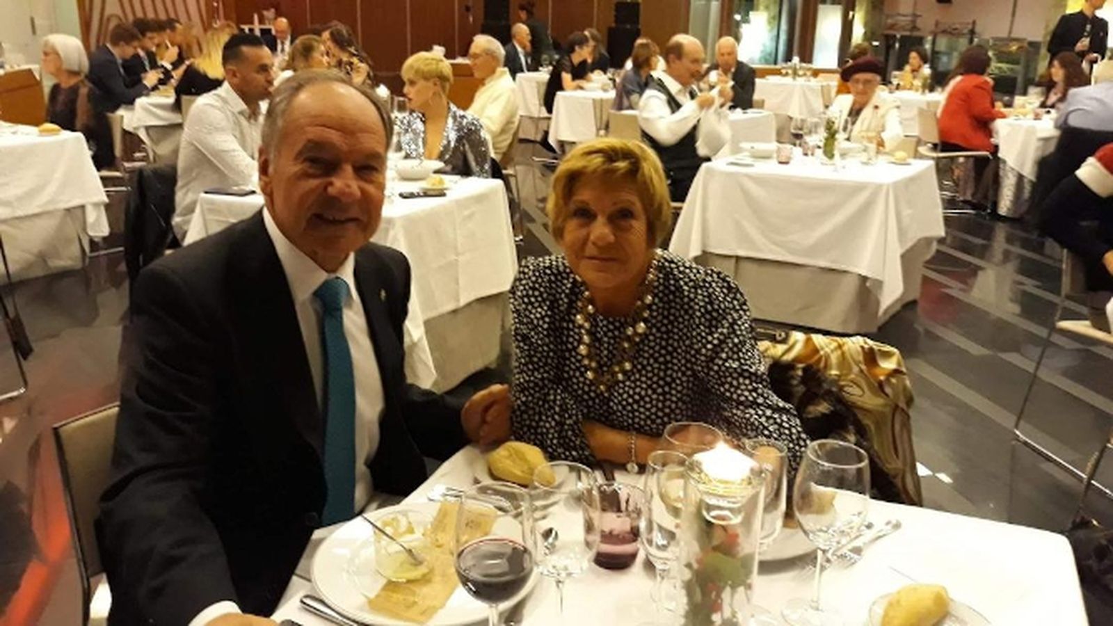 Félix Fernández Verdejo ha querido homenajear a su mujer, Pochi Arroyo Gilabert, con esta foto de una antigua celebración con motivo de su 46 aniversario de matrimonio.