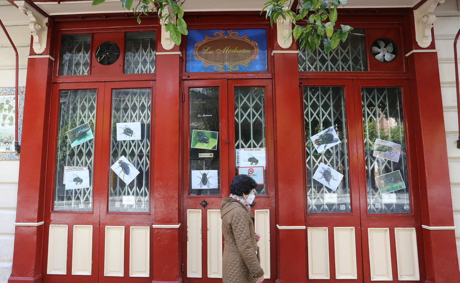 Fachada de La Moderna, la mañana de este miércoles, primer día del nuevo cierre de la hostelería por la pandemia.