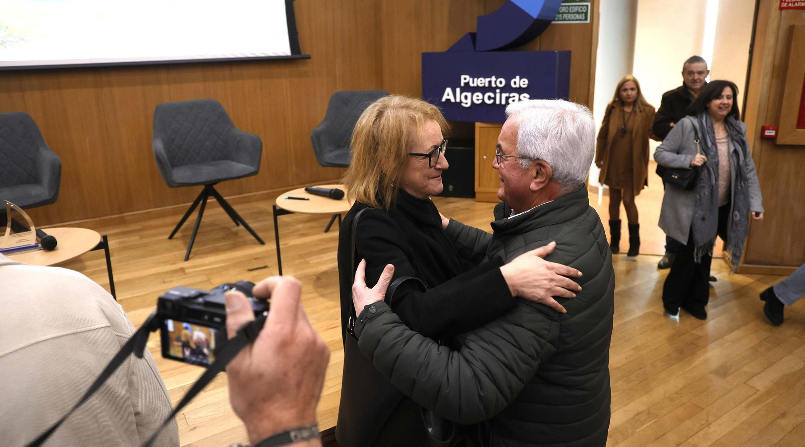 Fotos de la entrega de los premios del Ateneo de Algeciras a María Quiros y Tatiana Delalvz