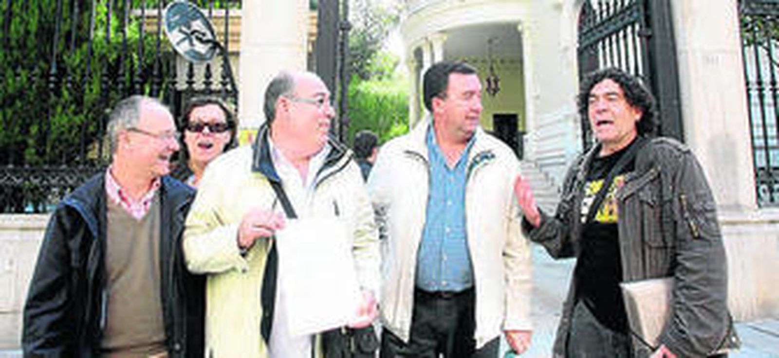 Entrega del escrito por el ferrocarril público, ayer en la Subdelegación.