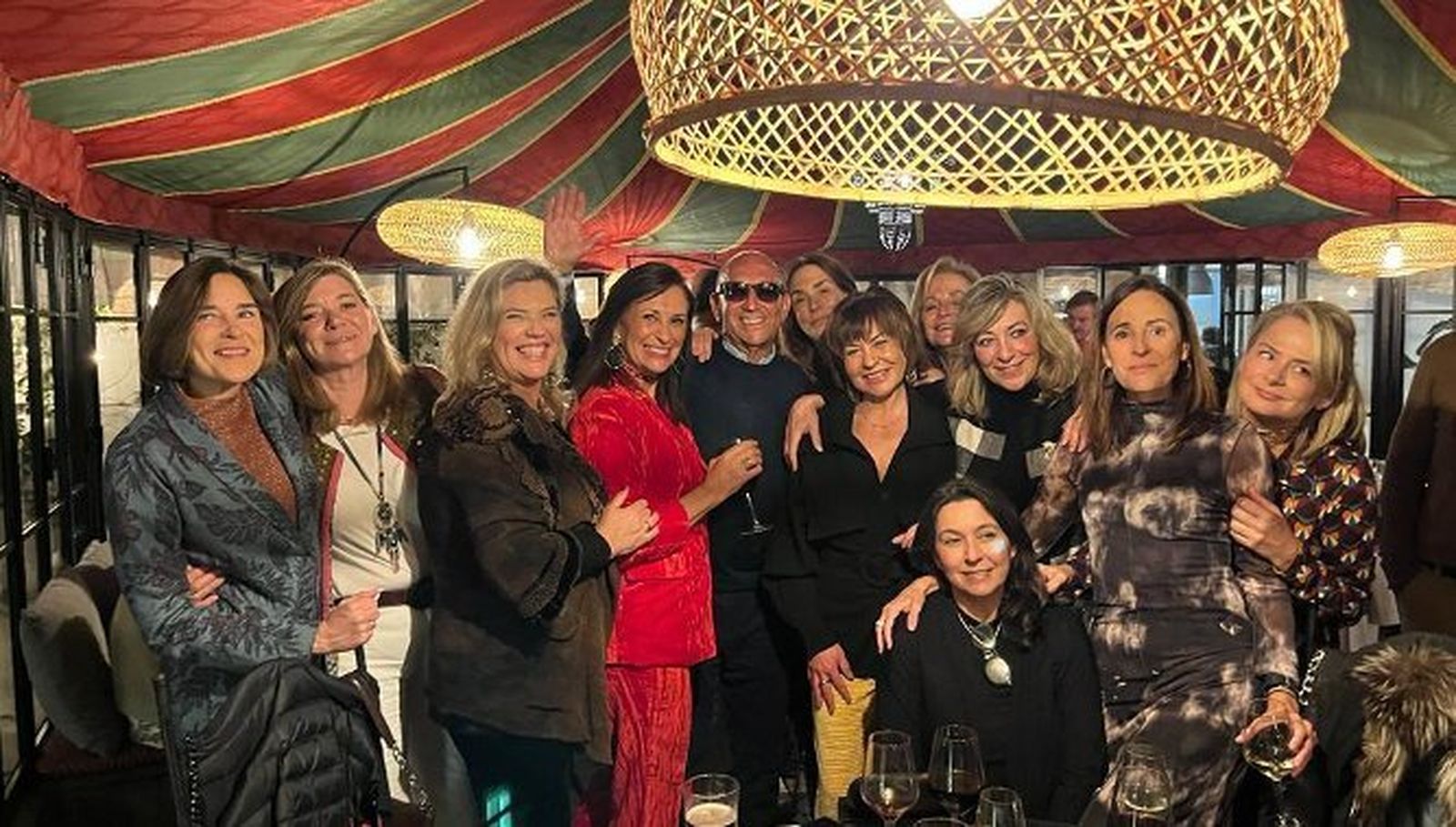 Enrique de la Rubia Cano con Almudena Moreno, Reme de la Rosa, Lola Palomino, Isabel Blázquez, Pilar García, Tere Alva, Begoña Alcina, Silvia Díez, Rocío Vera, Pitu López-González Santiago y María López Varela.