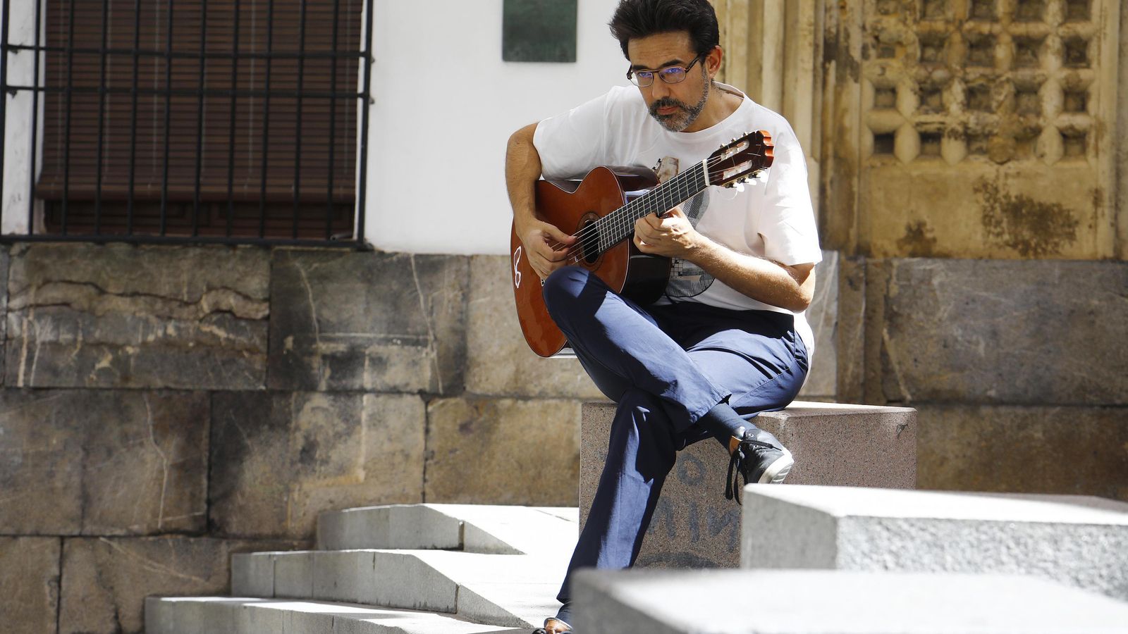 Javier Riba, tocando una guitarra.