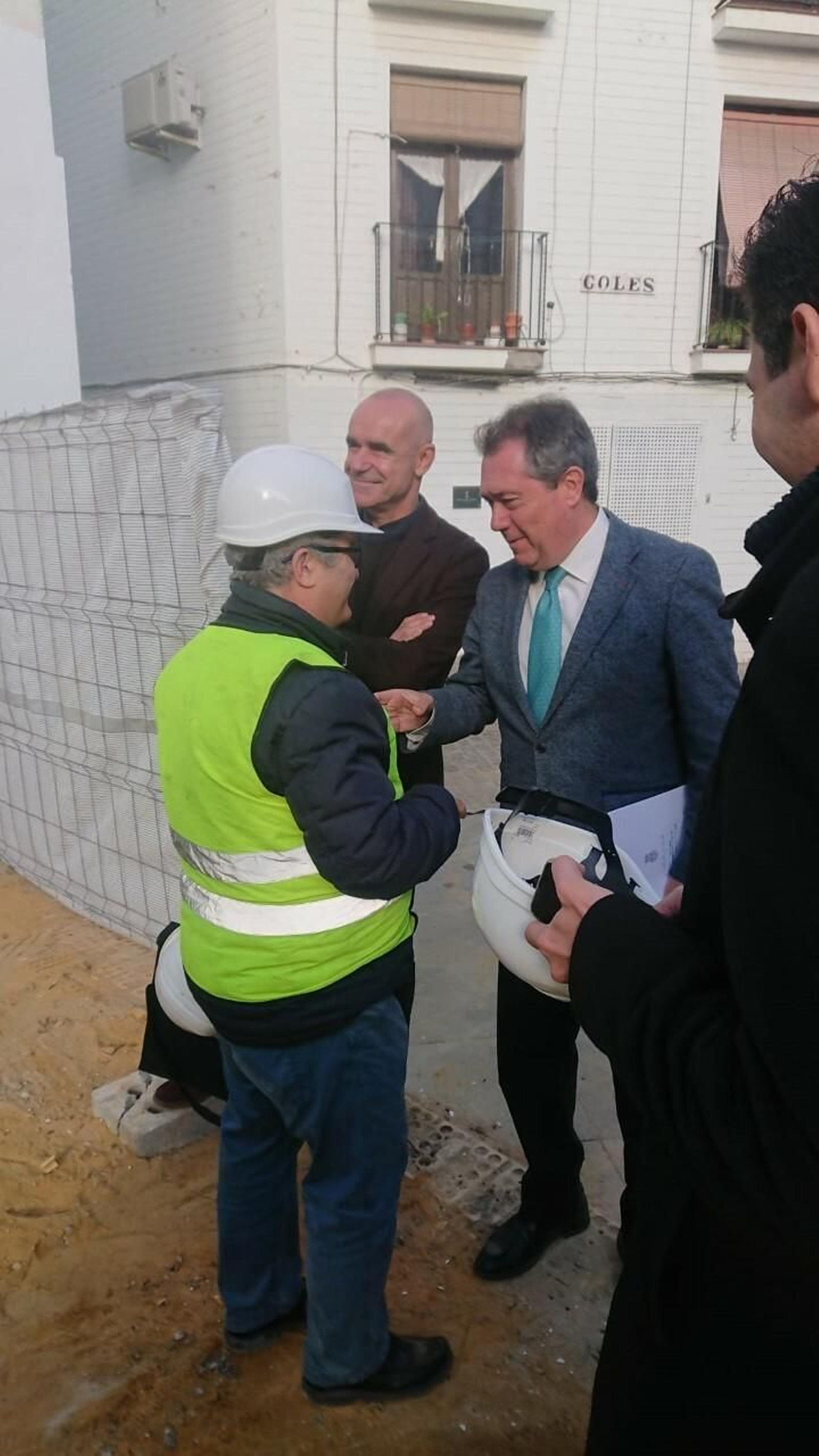 El alcalde, Juan Espadas, saluda al vecino Rafael Valero.