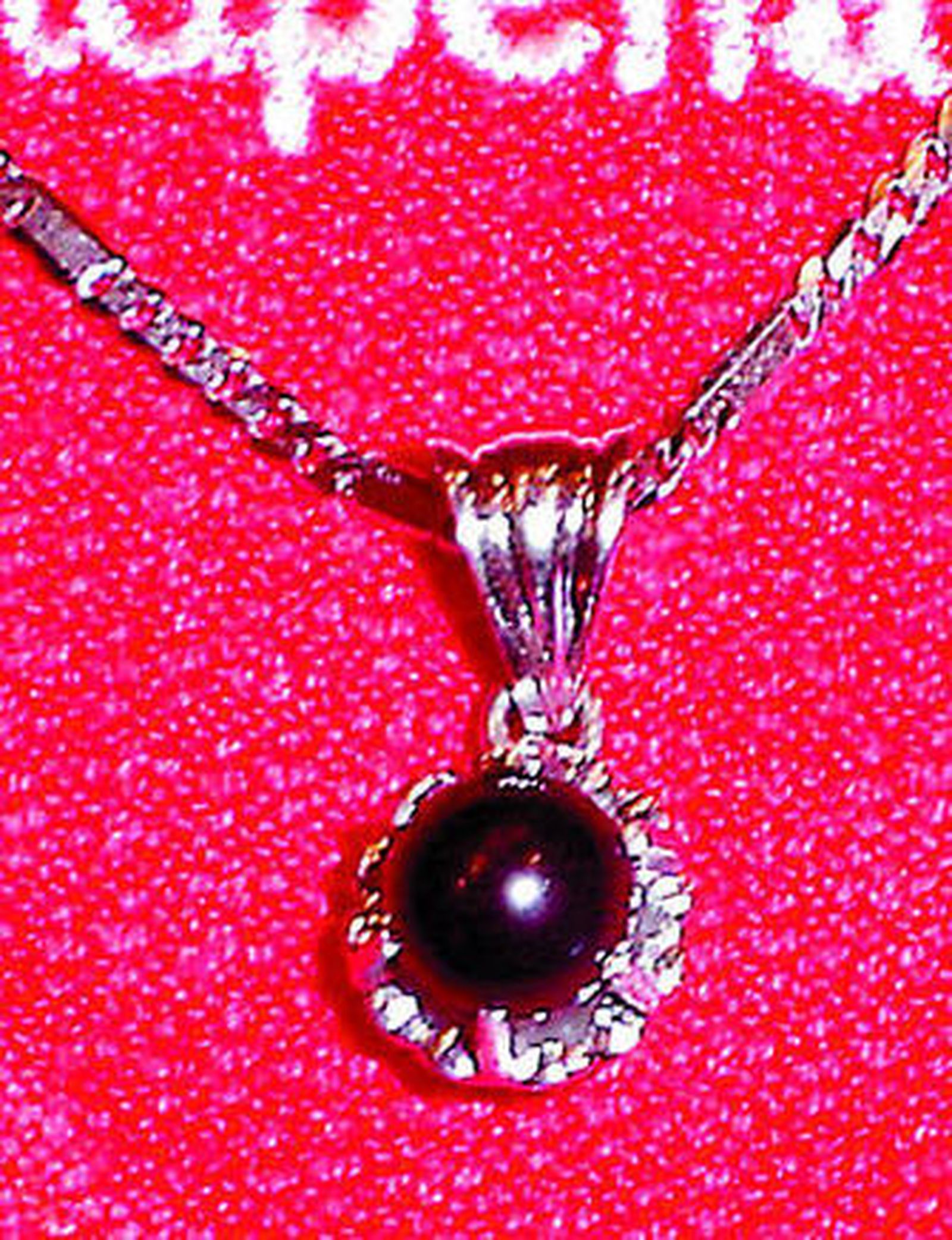 Imagen de la perla hallada en el interior de una almeja.