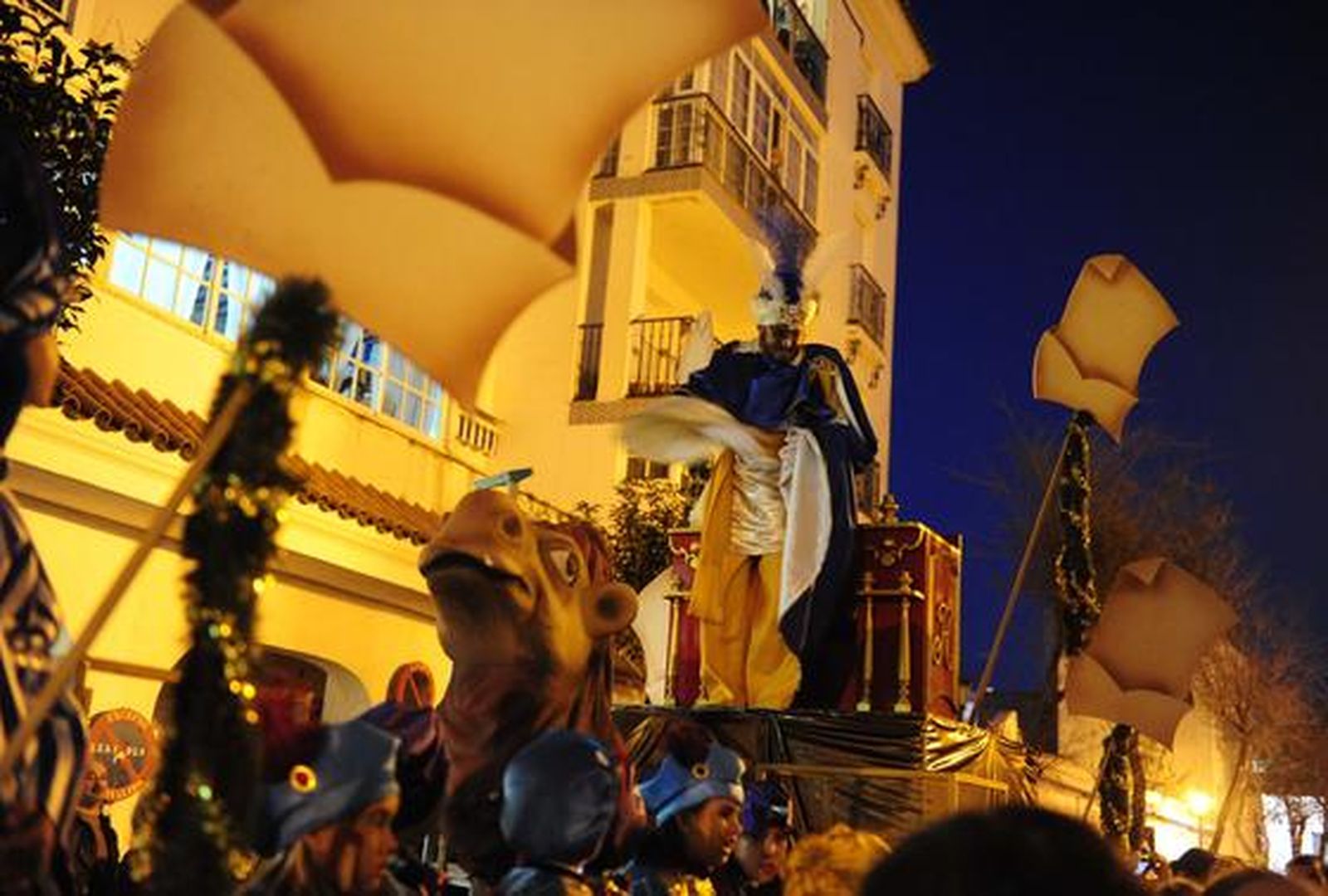 El Heraldo Real recorrió ayer San Fernando para recoger las cartas que los niños han escrito este año a los Reyes Magos

Foto: Elias Pimentel