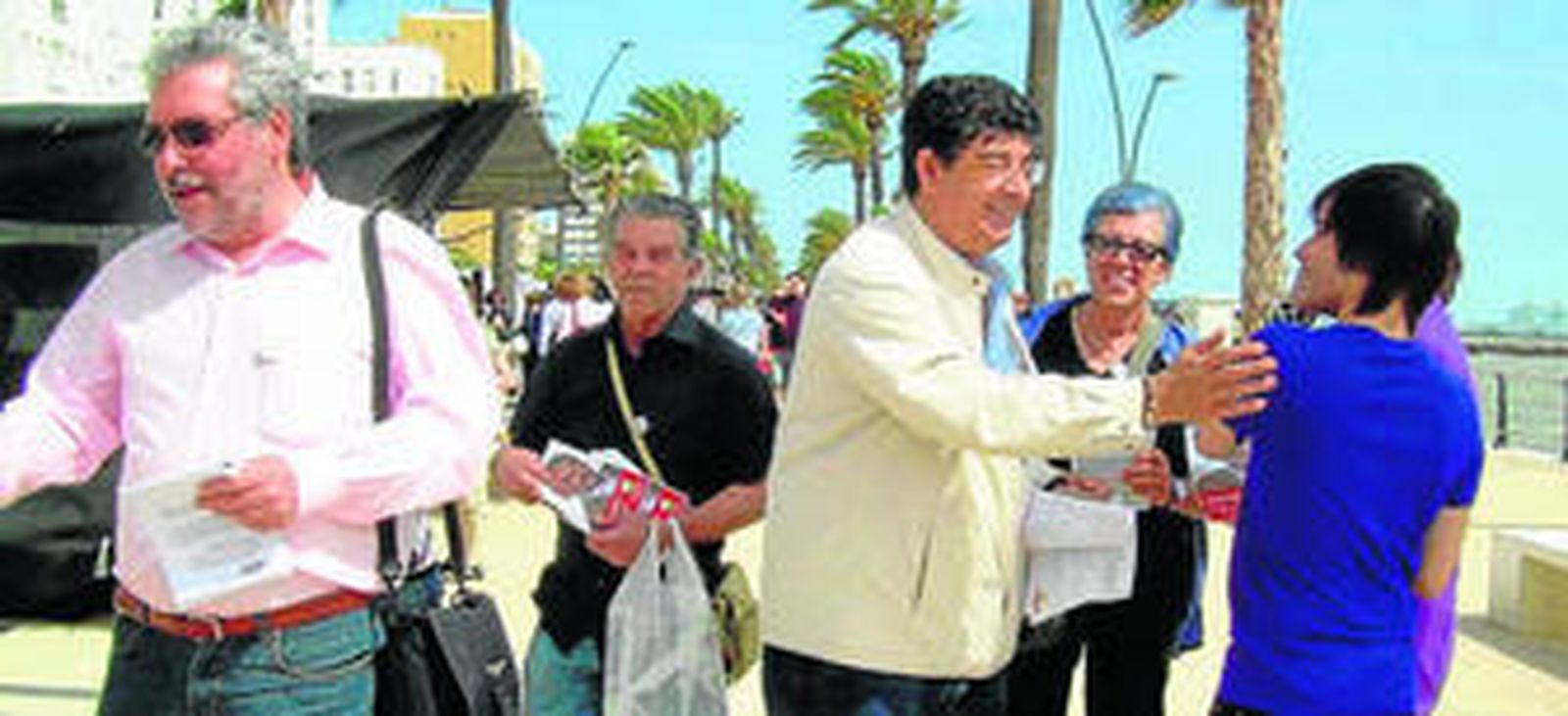 Terrada y Valderas, junto a otros miembros de IU, repartiendo ayer folletos en el Piojito.
