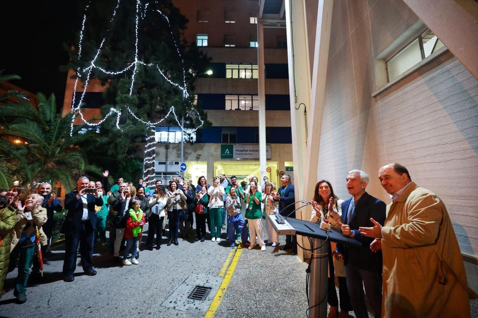 El doctor Arturo Hernández González junto a su hija y al gerente del Hospital Puerta del Mar, Sebastián Quintero.