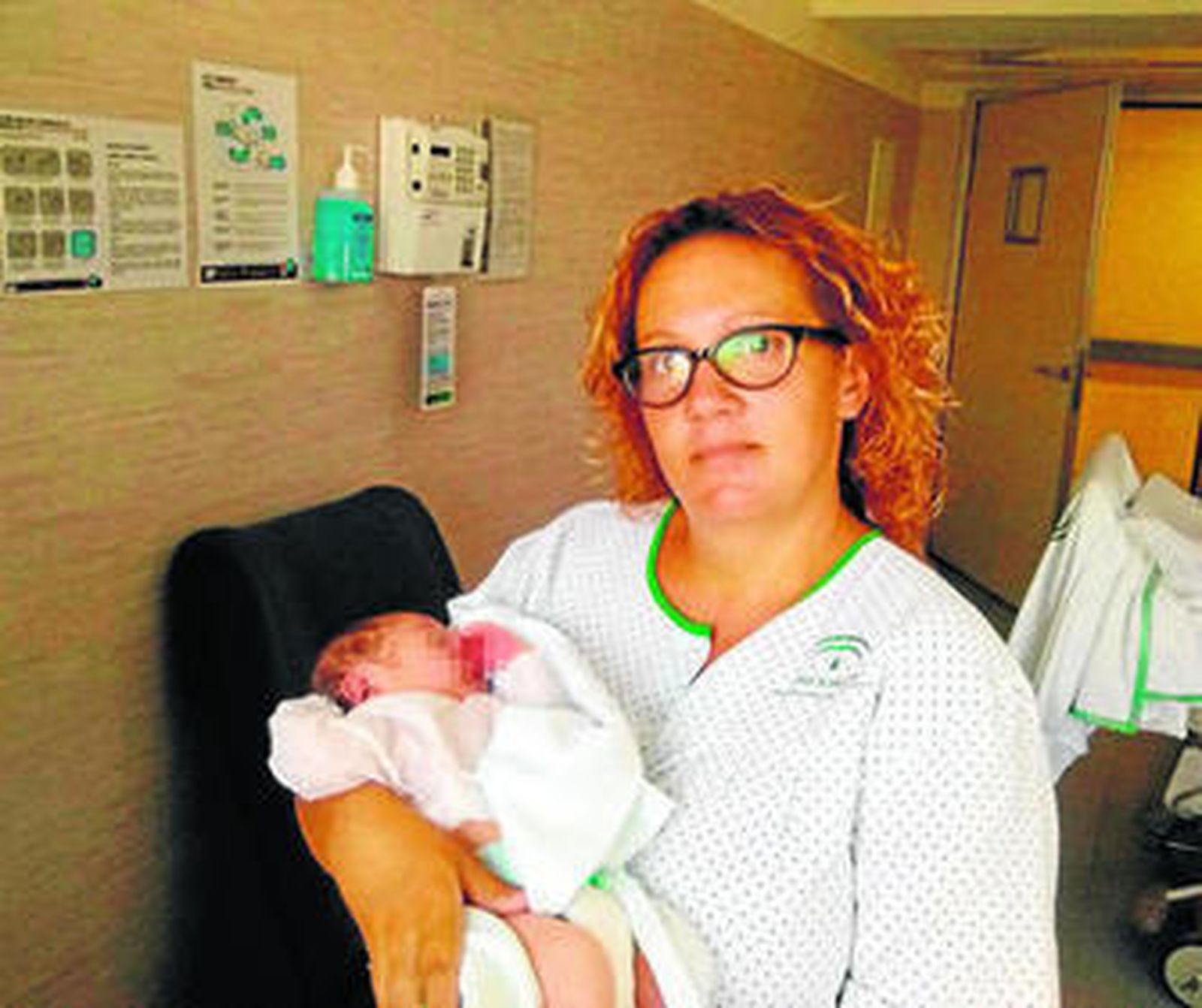 Belén Gutiérrez junto a su hijo, Lucas, en el hospital.