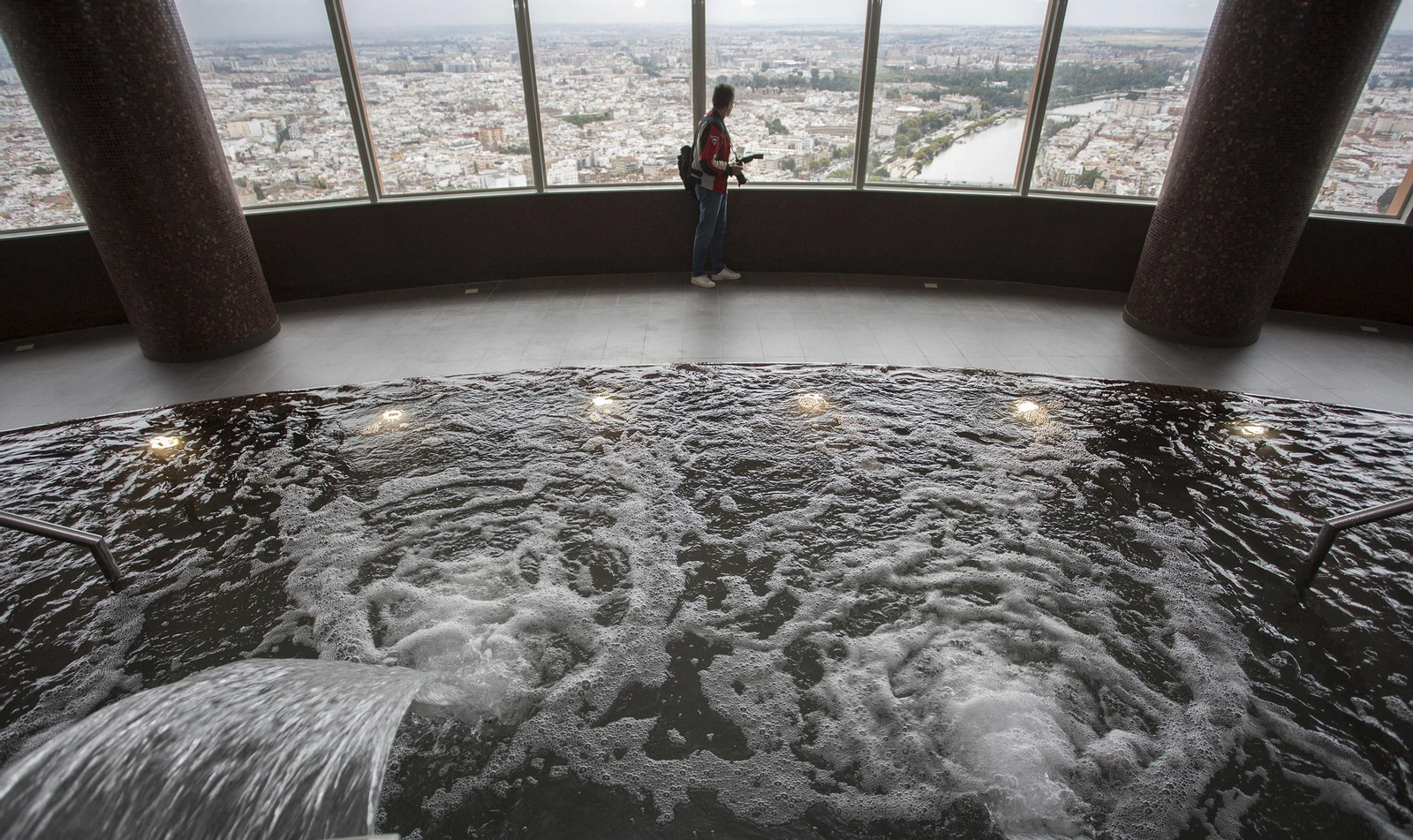 La visita a la planta con spa de la Torre Sevilla, en imágenes