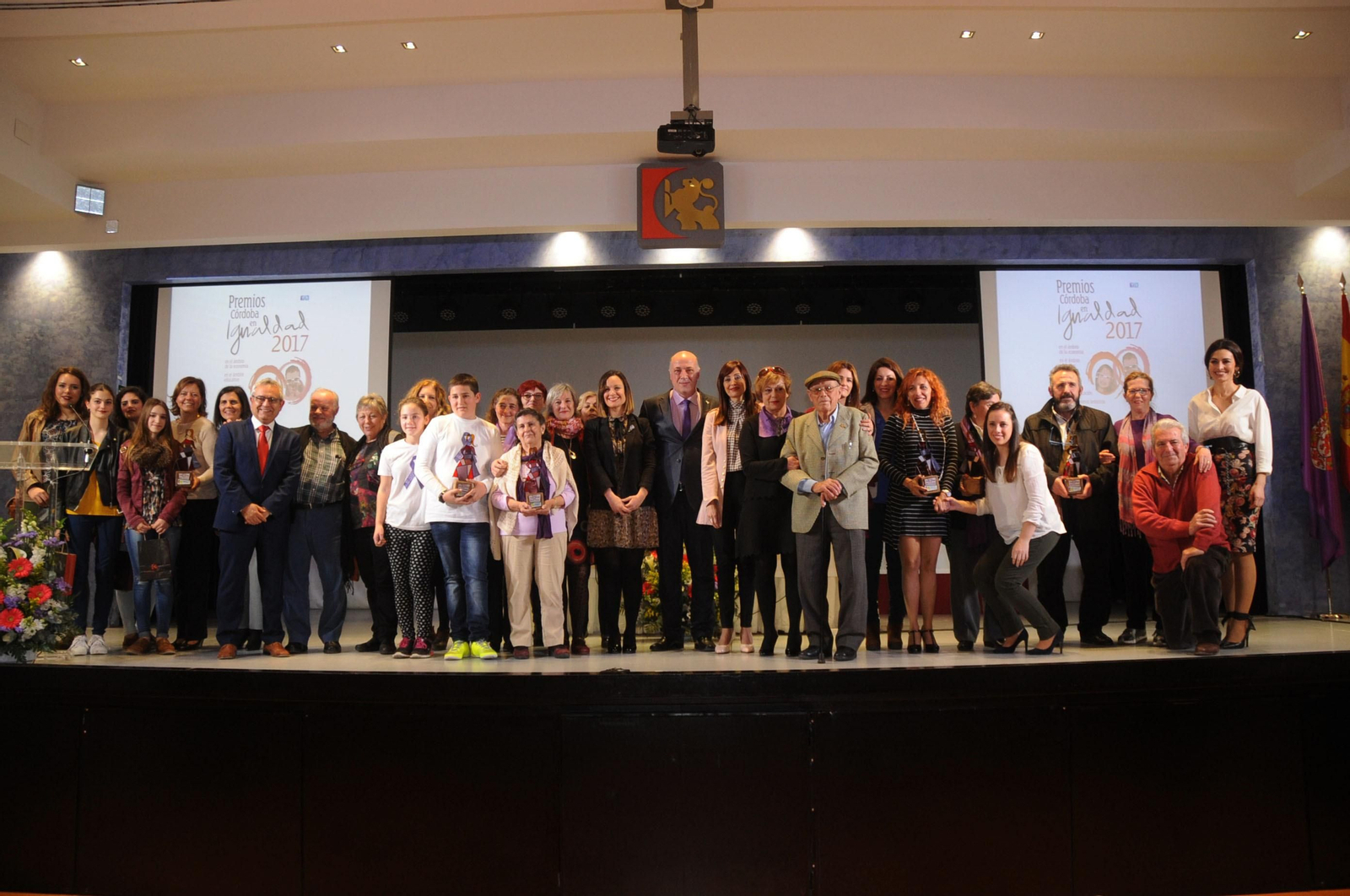 Representantes institucionales y premiados, ayer, en el salón de actos de la Diputación.