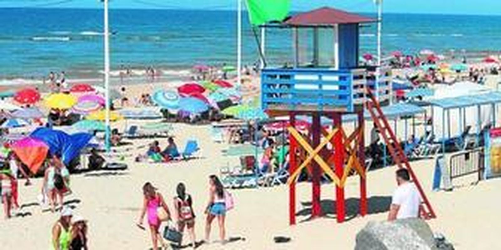 Bañistas en la playa de Matalascañas, ayer.