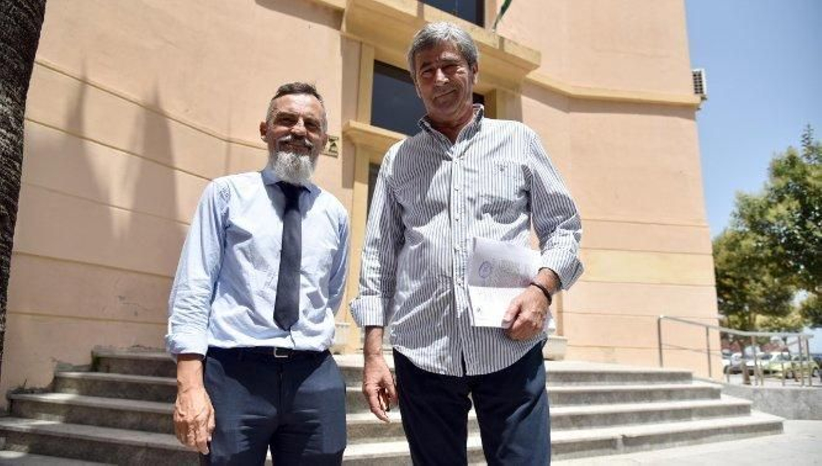 Raúl Ramos, abogado de Tomás Herrera, junto a su defendido a las puertas de la sección de la Audiencia Provincial.