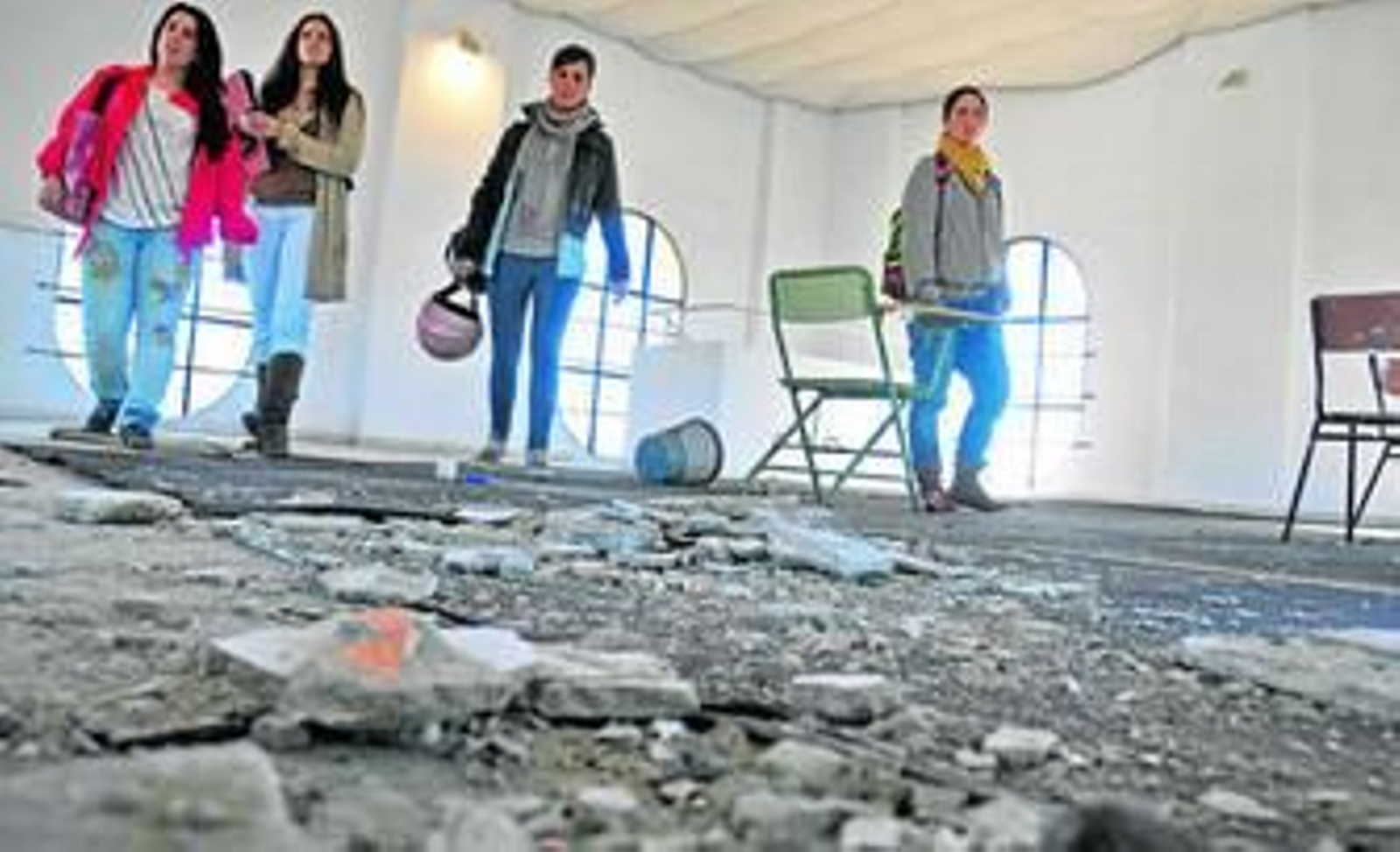 Alumnas del Conservatorio de Danza comprueban el estado de una de las dependencias tras desprenderse el techo.