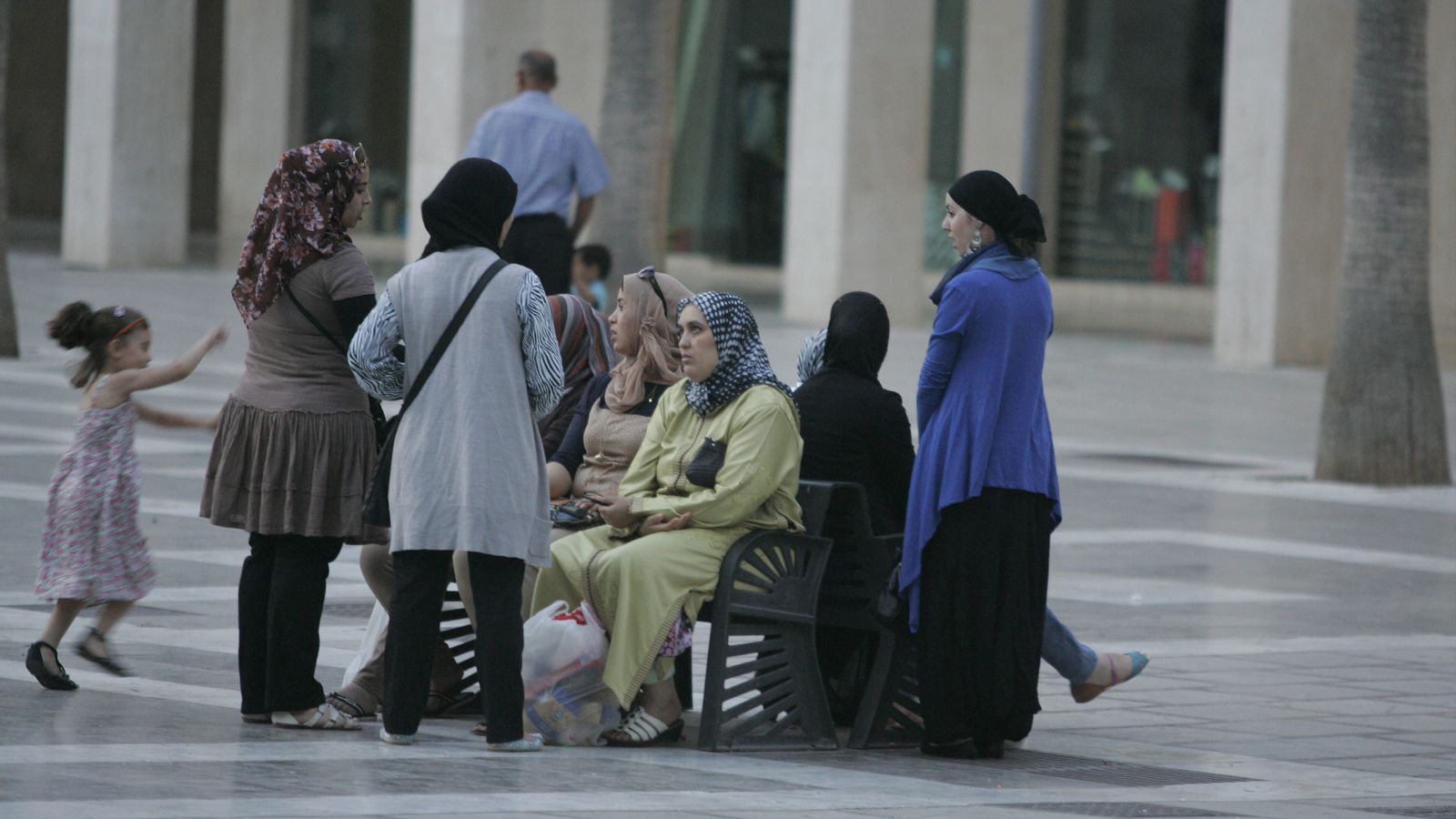 Inmigrantes en la Plaza Mayor de El Ejido