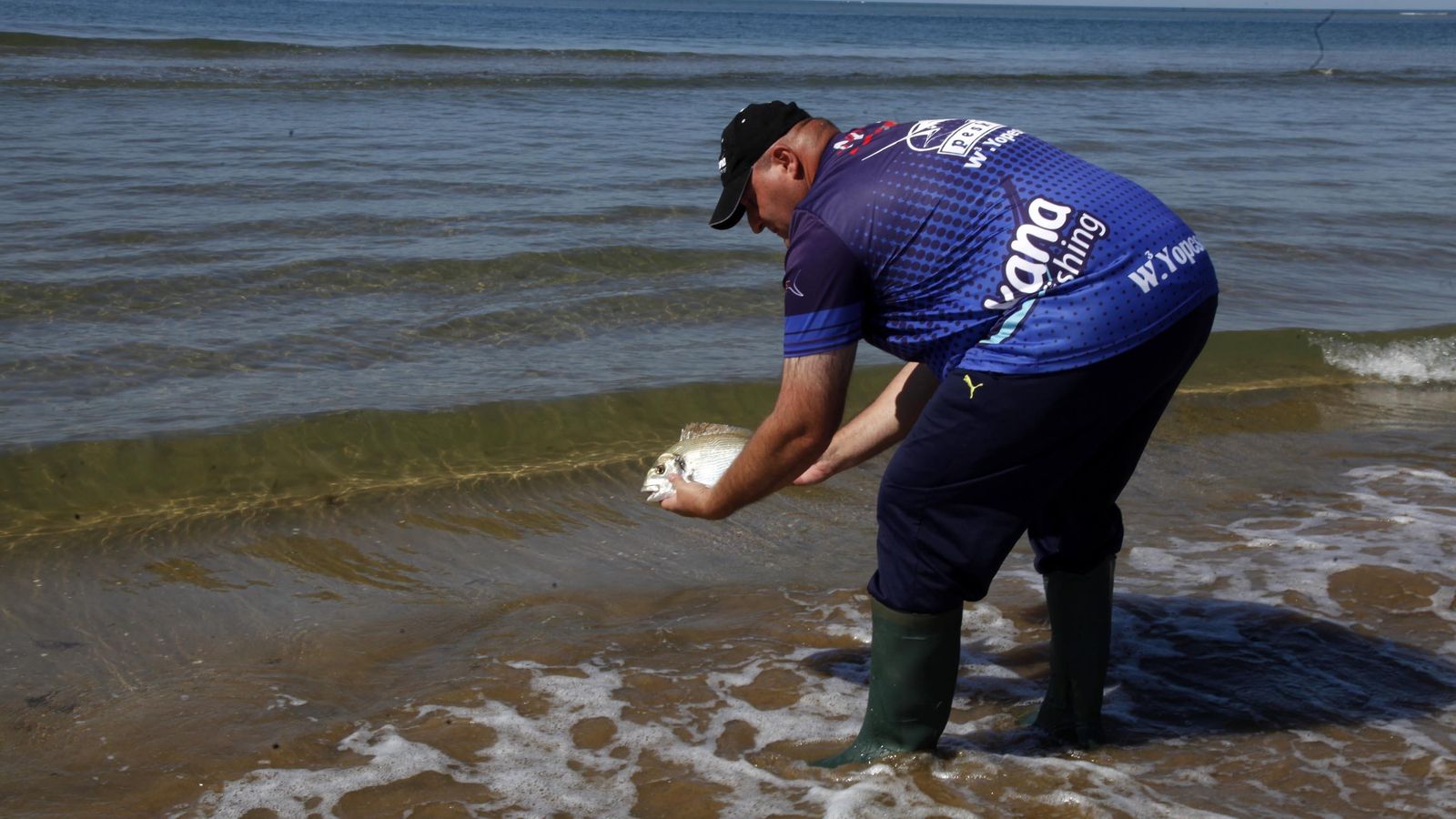 Antonio Eslava suele soltar aquellos ejemplares que no alcanzan la talla mínima que él desea