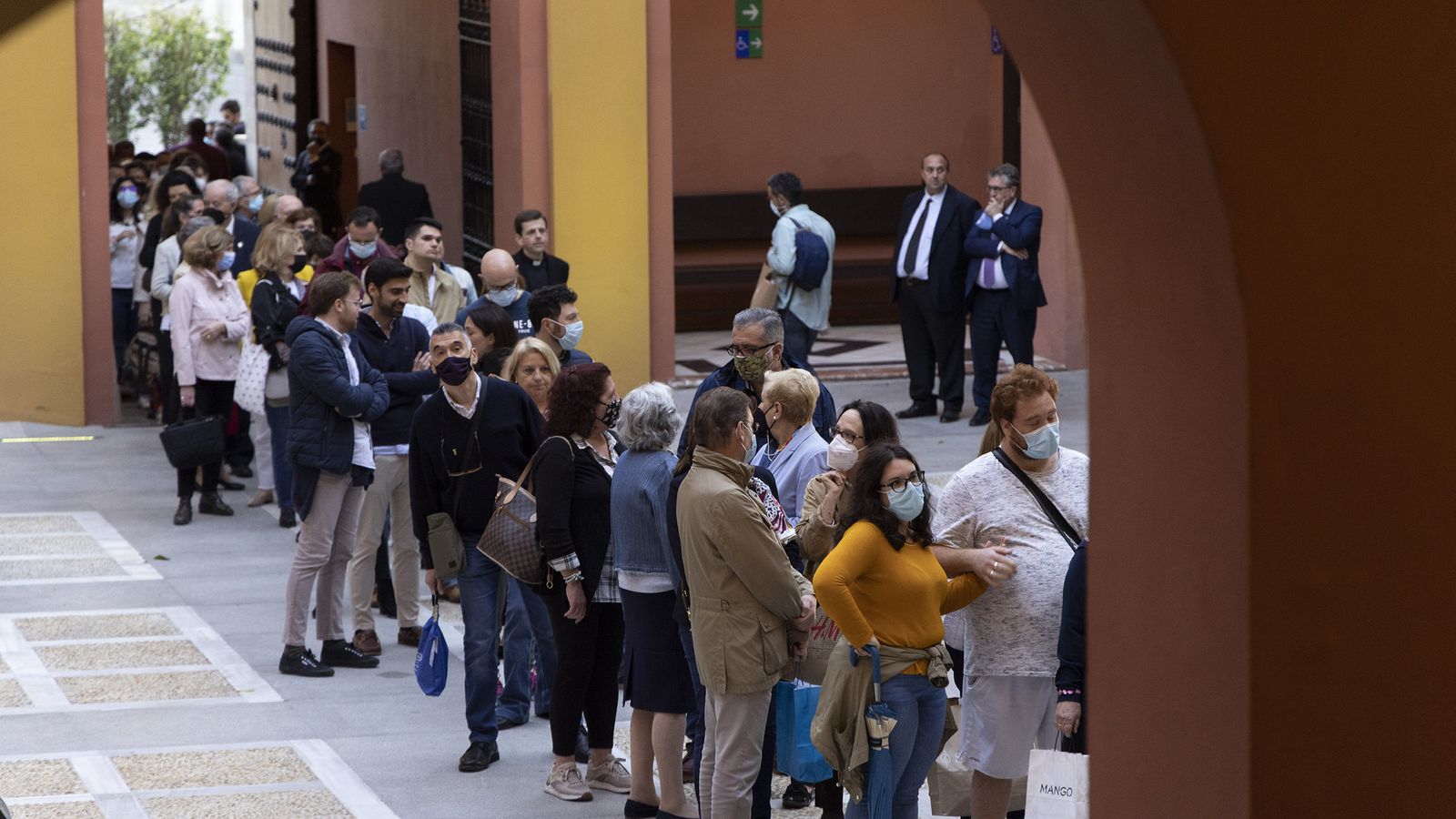 Cola de fieles para acceder a la capilla ardiente.