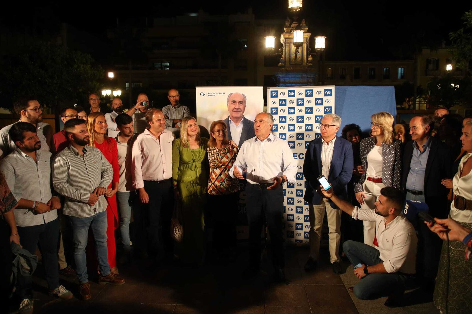 Landaluce, rodeado de candidatos y militantes del PP, en la Plaza Alta.