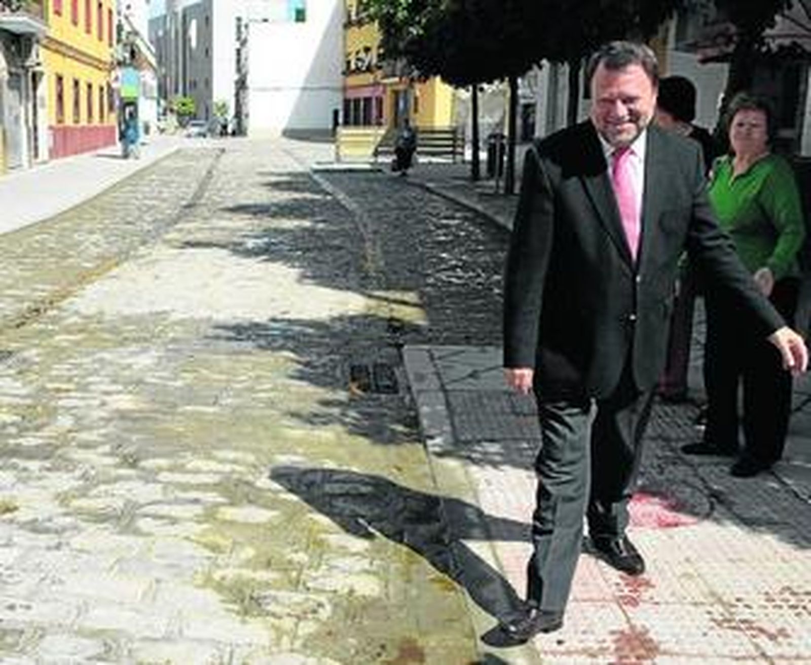 El alcalde, Alfredo Sánchez Monteseirín, en una visita a Triana en fechas recientes.