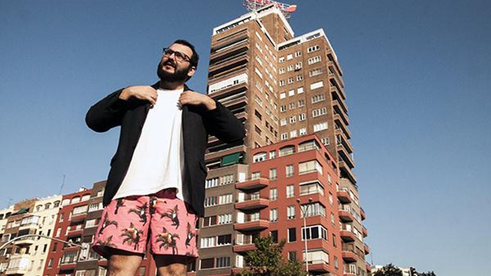 Lucas Melcón en bermudas por Madrid.