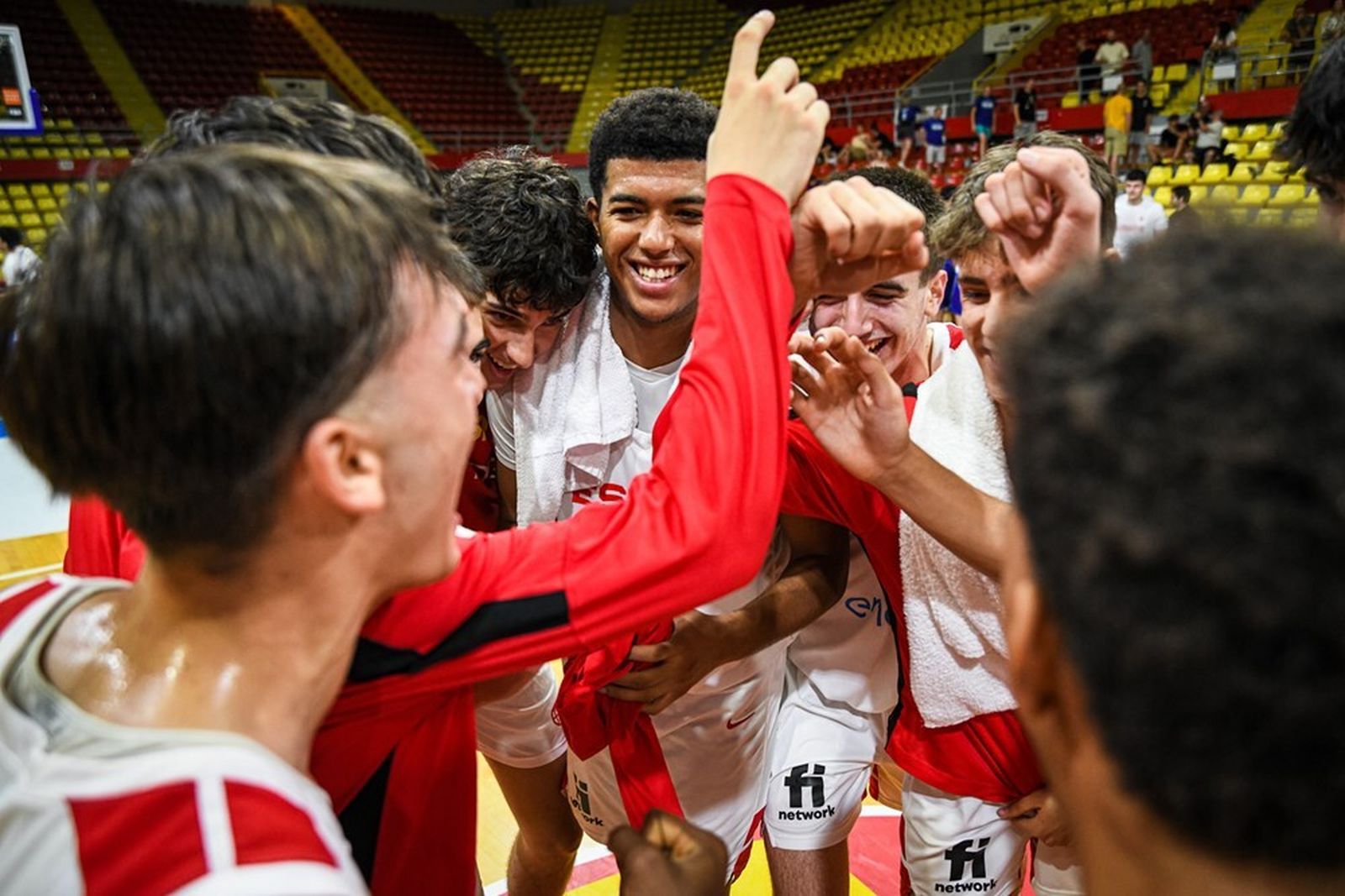 España sub 16 celebra un triunfo.