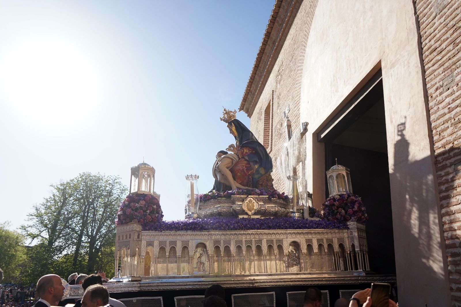 Las fotos de la salida de Santa María de la Alhambra y su bajada a Granada